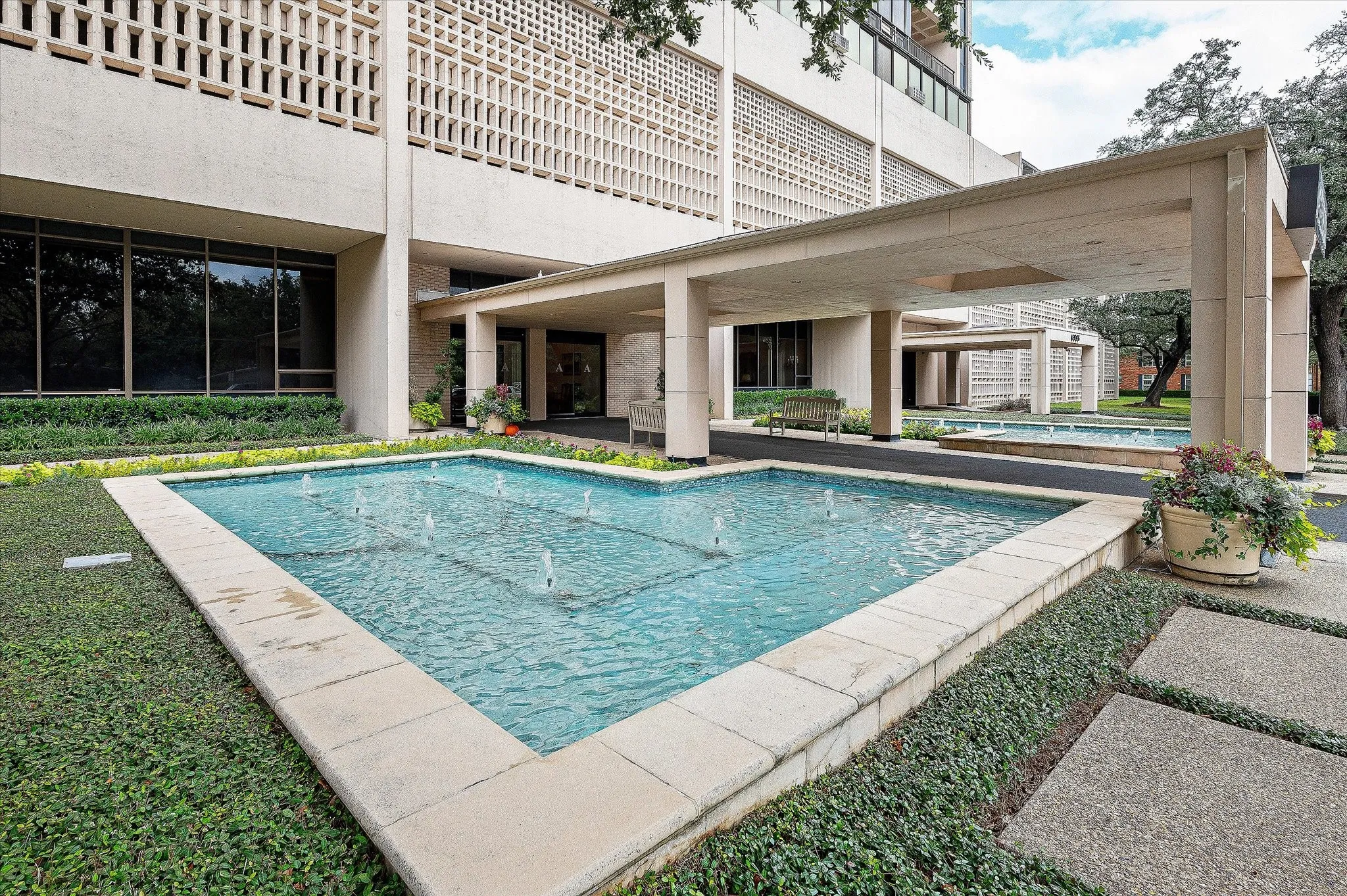 Condominium For Sale in Dallas County , 6335 W Northwest Highway 1117, Dallas, Texas 75225, 2 Bedroom, 3 Bathroom, 1 Garage spaces, 2,126 Sqft, built in 1966, mls#21398398, Real Estate Agent in Dallas, Homes For Sale in Dallas county, Homes For Sale in Dallas, Realtor in Dallas Texas, Real Estate Brokerage Independent Realty Texas, Luminita Cordes Realtor