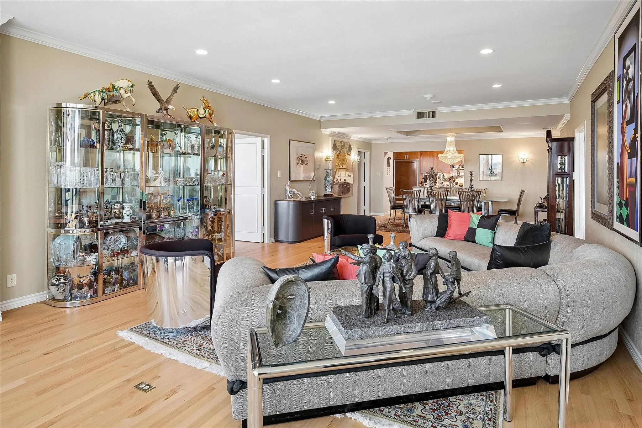 Condominium For Sale in Dallas County , 6335 W Northwest Highway 1117, Dallas, Texas 75225, 2 Bedroom, 3 Bathroom, 1 Garage spaces, 2,126 Sqft, built in 1966, mls#21398398, Real Estate Agent in Dallas, Homes For Sale in Dallas county, Homes For Sale in Dallas, Realtor in Dallas Texas, Real Estate Brokerage Independent Realty Texas, Luminita Cordes Realtor