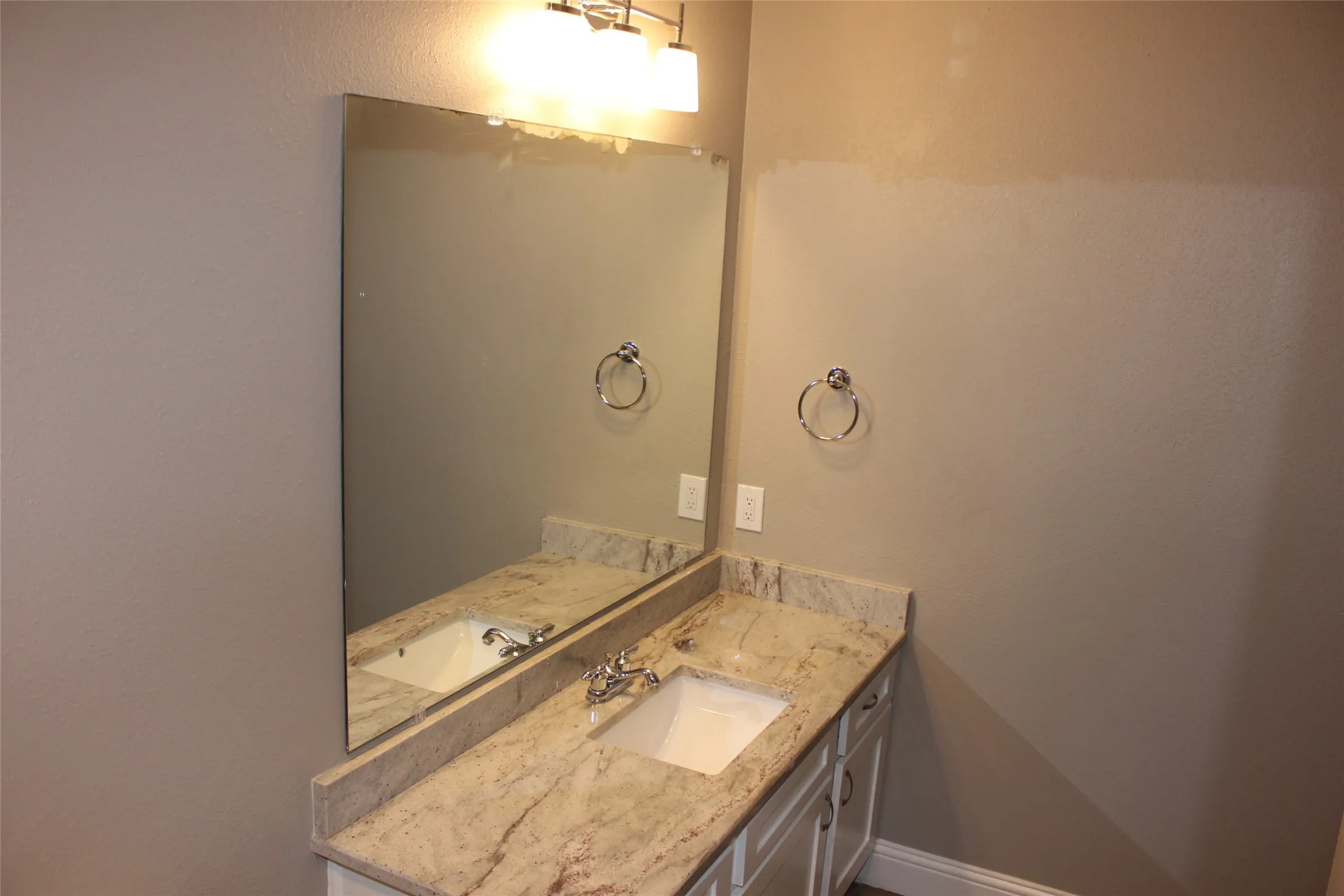 Single Family Residence For Rent in Collin County , 824 Shannon Drive, Plano, Texas 75025, 3 Bedroom, 2 Bathroom, 2 Garage spaces, 1,848 Sqft, built in 1984, mls#21401329, Real Estate Agent in Plano, Homes For Rent in Collin county, Homes For Rent in Plano, Realtor in Plano Texas, Real Estate Brokerage Independent Realty Texas, Luminita Cordes Realtor
