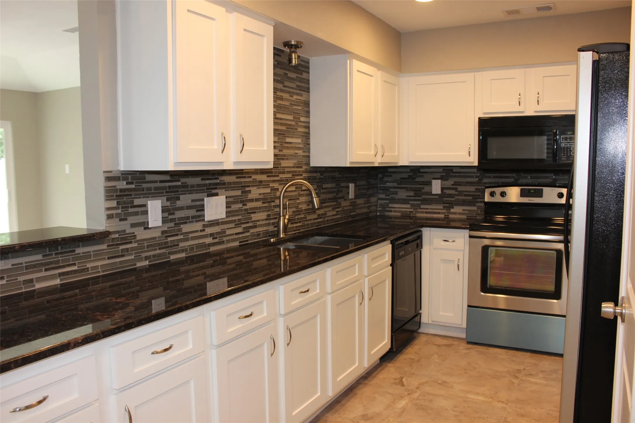 Single Family Residence For Rent in Collin County , 824 Shannon Drive, Plano, Texas 75025, 3 Bedroom, 2 Bathroom, 2 Garage spaces, 1,848 Sqft, built in 1984, mls#21401329, Real Estate Agent in Plano, Homes For Rent in Collin county, Homes For Rent in Plano, Realtor in Plano Texas, Real Estate Brokerage Independent Realty Texas, Luminita Cordes Realtor