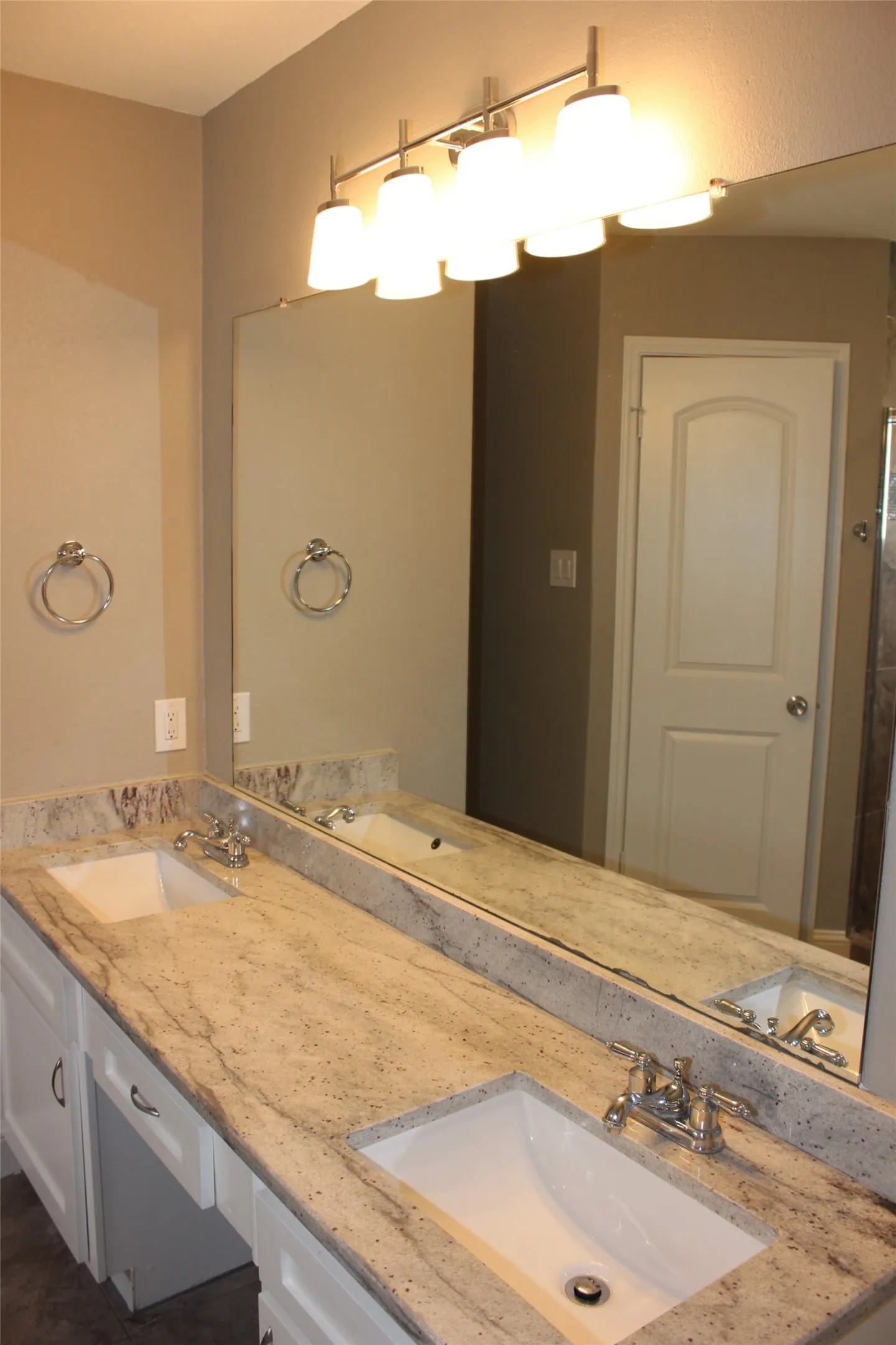 Single Family Residence For Rent in Collin County , 824 Shannon Drive, Plano, Texas 75025, 3 Bedroom, 2 Bathroom, 2 Garage spaces, 1,848 Sqft, built in 1984, mls#21401329, Real Estate Agent in Plano, Homes For Rent in Collin county, Homes For Rent in Plano, Realtor in Plano Texas, Real Estate Brokerage Independent Realty Texas, Luminita Cordes Realtor