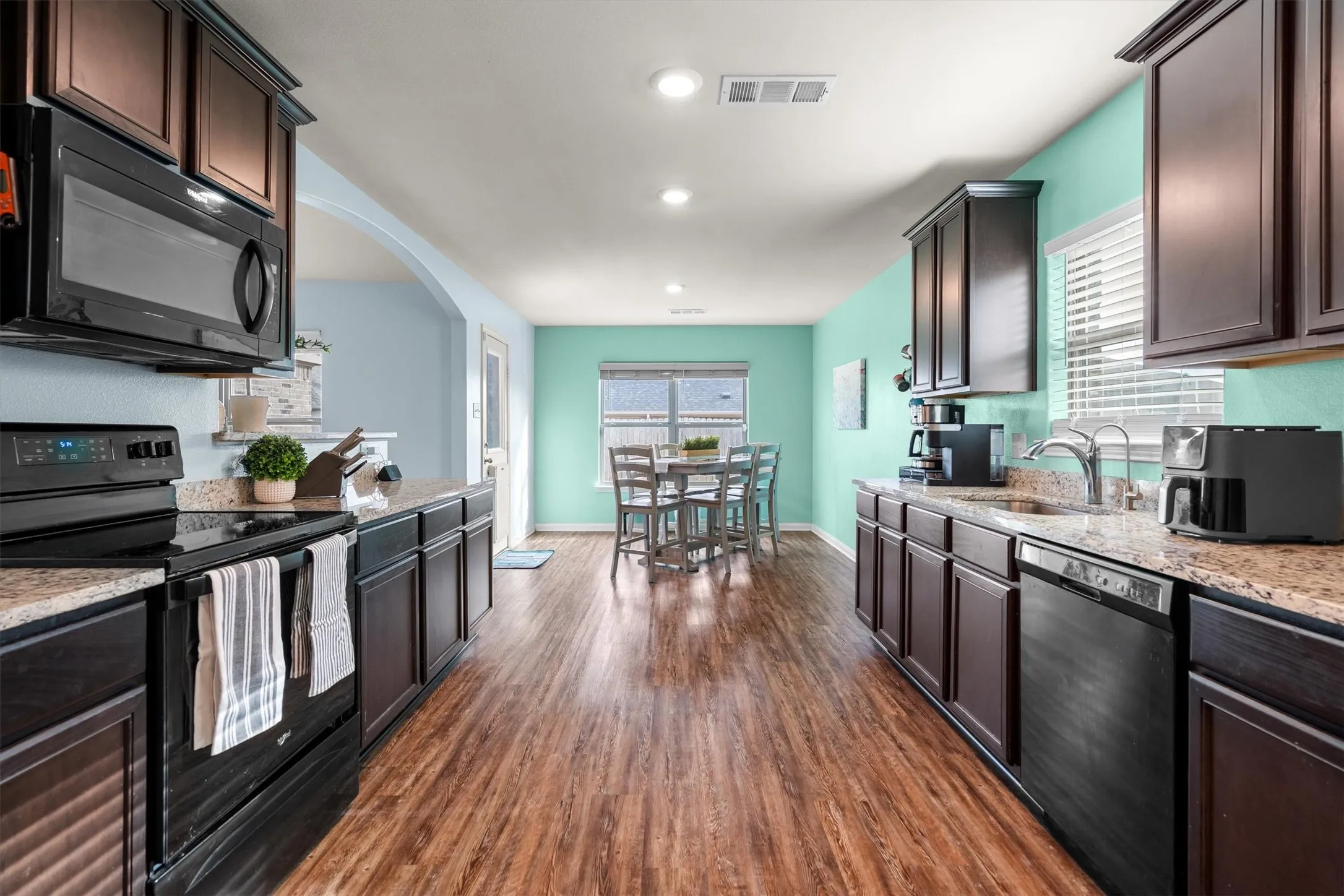 Single Family Residence For Sale in Denton County , 4006 Lakeview Drive, Sanger, Texas 76266, 3 Bedroom, 2 Bathroom, 2 Garage spaces, 1,650 Sqft, built in 2020, mls#21400131, Real Estate Agent in Sanger, Homes For Sale in Denton county, Homes For Sale in Sanger, Realtor in Sanger Texas, Real Estate Brokerage Independent Realty Texas, Luminita Cordes Realtor