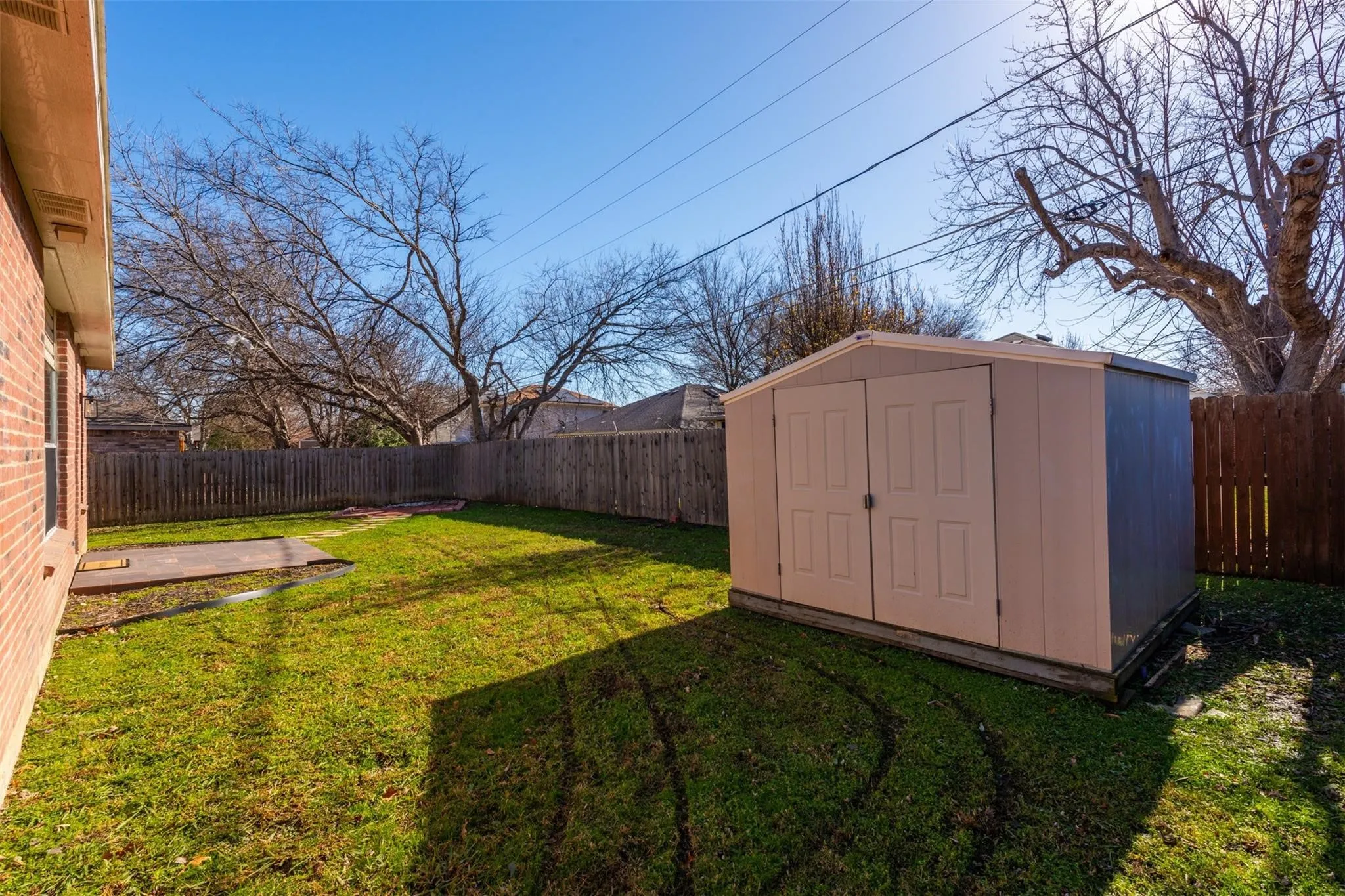 View of yard featuring a shed