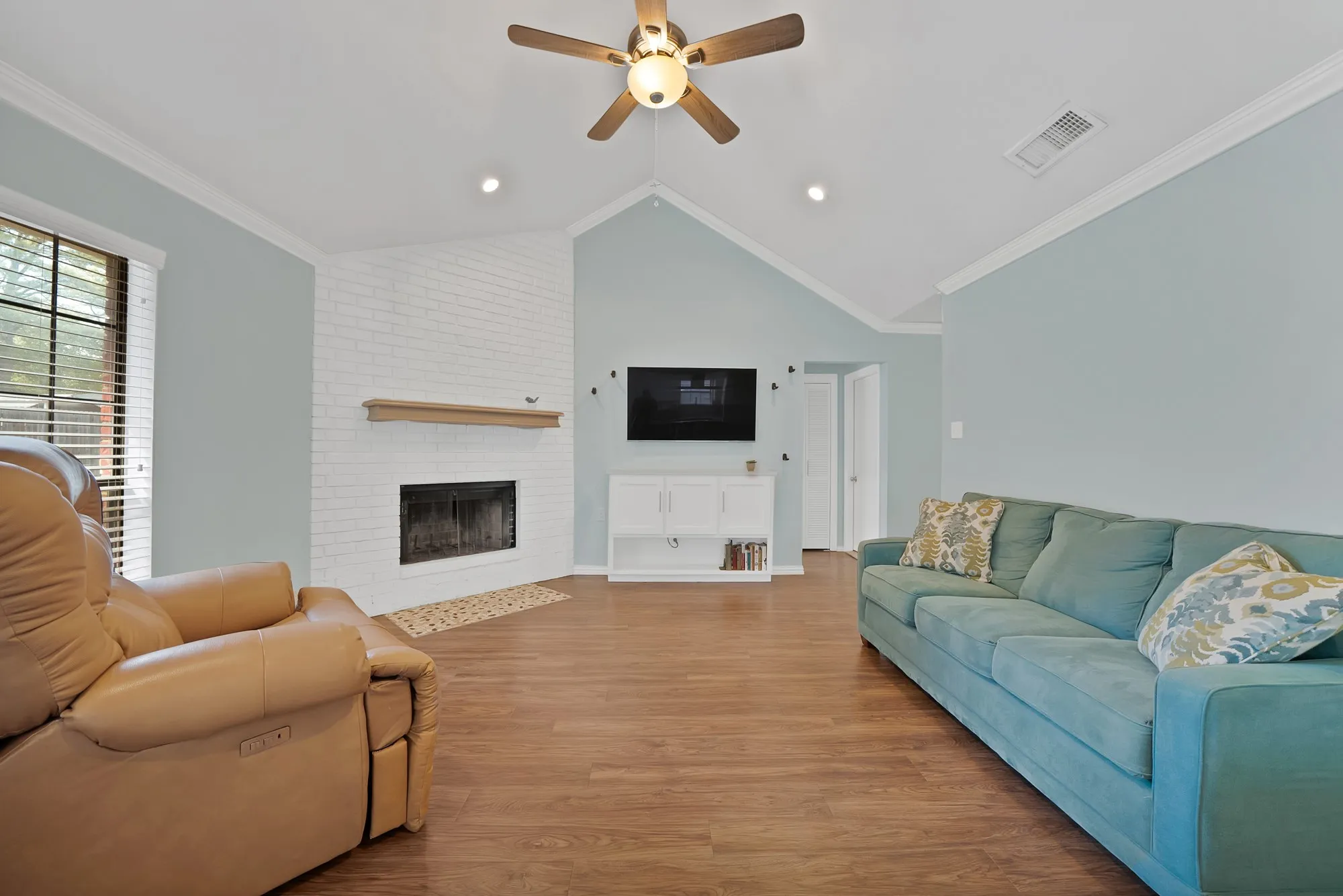 Vaulted ceiling with crown molding, recessed lighting, and a ceiling fan