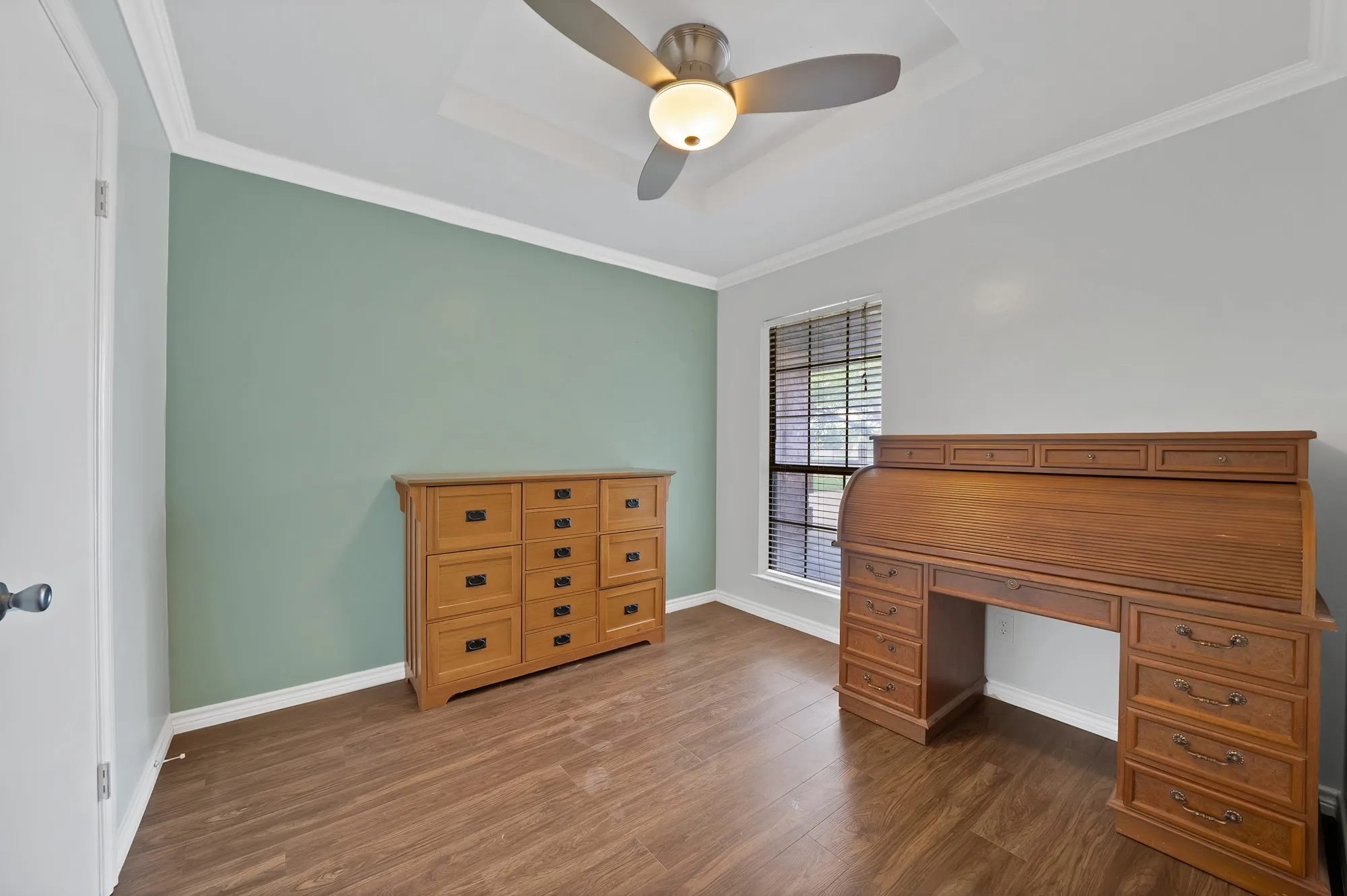 Tray ceiling with a modern ceiling fan and recessed lighting