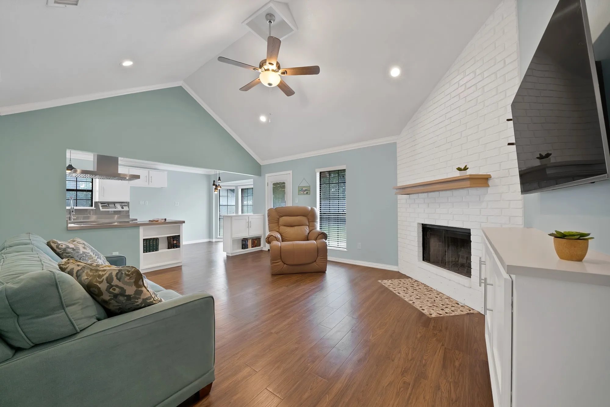 Vaulted ceiling with a ceiling fan and recessed lighting