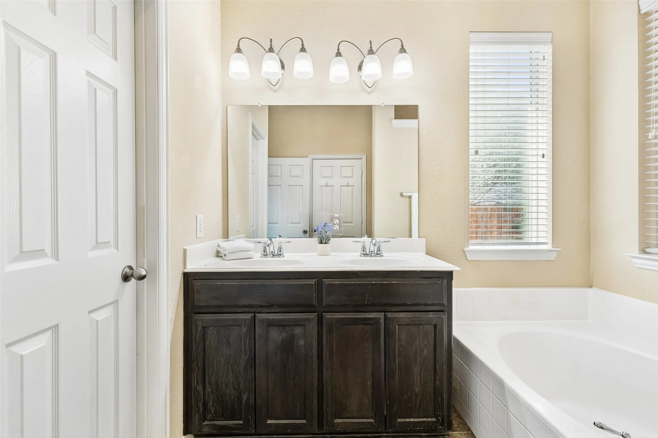 Single Family Residence For Sale in Collin County , 405 Highland Ridge Drive, Wylie, Texas 75098, 3 Bedroom, 2 Bathroom, 2 Garage spaces, 2,110 Sqft, built in 2010, mls#21399957, Real Estate Agent in Wylie, Homes For Sale in Collin county, Homes For Sale in Wylie, Realtor in Wylie Texas, Real Estate Brokerage Independent Realty Texas, Luminita Cordes Realtor