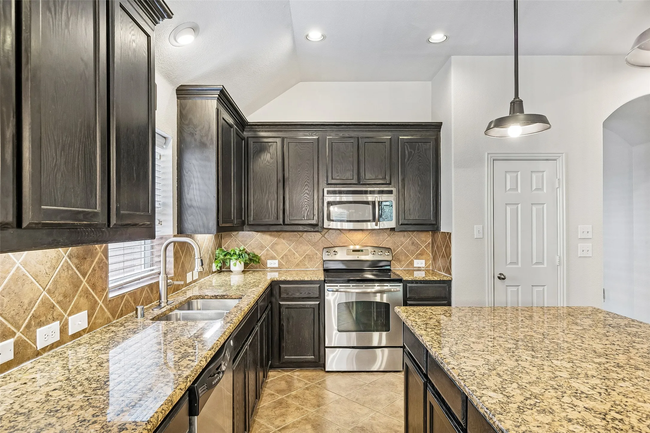 Single Family Residence For Sale in Collin County , 405 Highland Ridge Drive, Wylie, Texas 75098, 3 Bedroom, 2 Bathroom, 2 Garage spaces, 2,110 Sqft, built in 2010, mls#21399957, Real Estate Agent in Wylie, Homes For Sale in Collin county, Homes For Sale in Wylie, Realtor in Wylie Texas, Real Estate Brokerage Independent Realty Texas, Luminita Cordes Realtor
