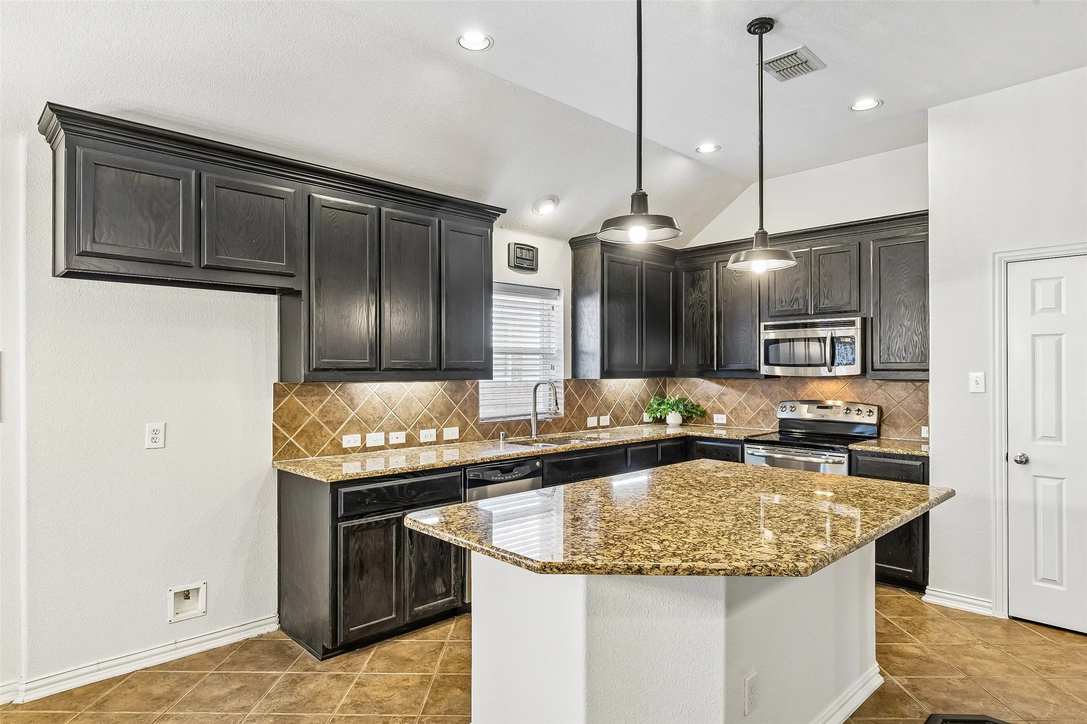 Single Family Residence For Sale in Collin County , 405 Highland Ridge Drive, Wylie, Texas 75098, 3 Bedroom, 2 Bathroom, 2 Garage spaces, 2,110 Sqft, built in 2010, mls#21399957, Real Estate Agent in Wylie, Homes For Sale in Collin county, Homes For Sale in Wylie, Realtor in Wylie Texas, Real Estate Brokerage Independent Realty Texas, Luminita Cordes Realtor