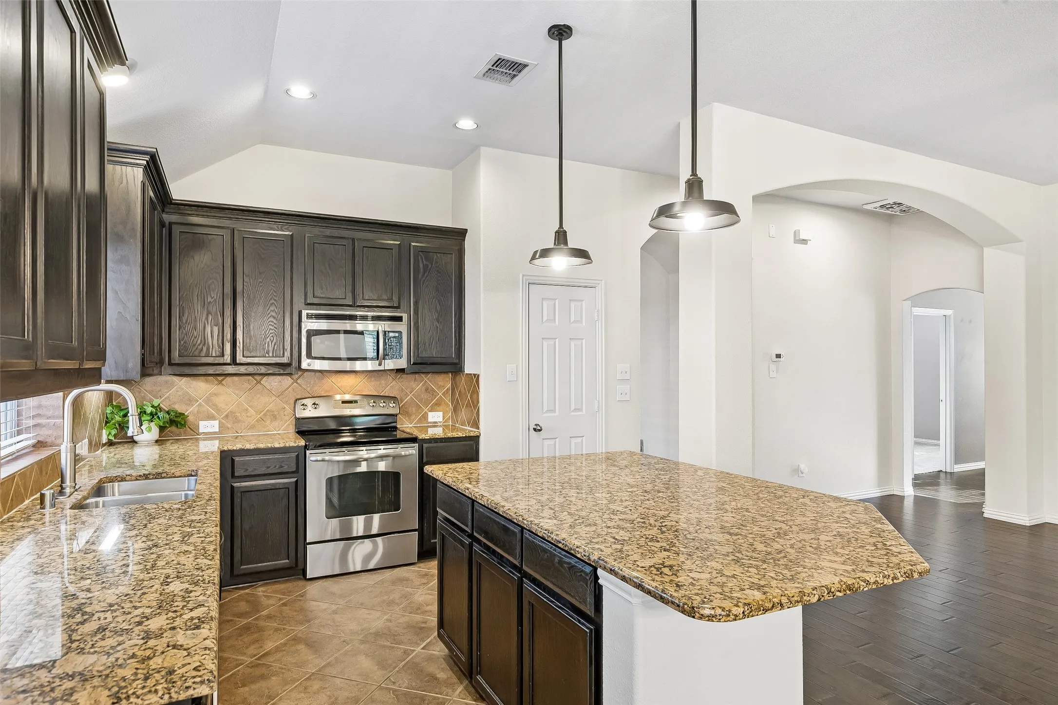 Single Family Residence For Sale in Collin County , 405 Highland Ridge Drive, Wylie, Texas 75098, 3 Bedroom, 2 Bathroom, 2 Garage spaces, 2,110 Sqft, built in 2010, mls#21399957, Real Estate Agent in Wylie, Homes For Sale in Collin county, Homes For Sale in Wylie, Realtor in Wylie Texas, Real Estate Brokerage Independent Realty Texas, Luminita Cordes Realtor
