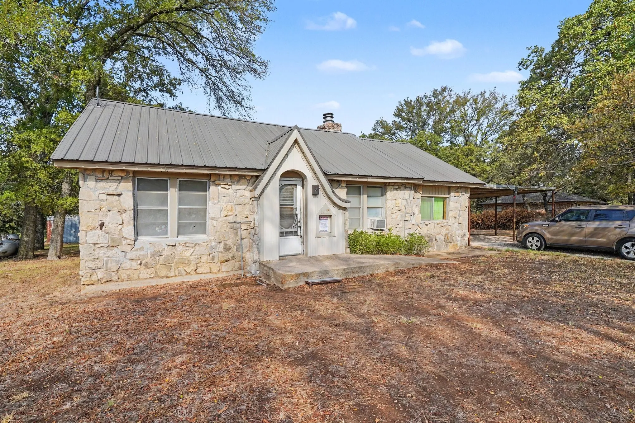 Single Family Residence For Sale in Johnson County , 6413 County Road 803, Burleson, Texas 76028, 3 Bedroom, 1 Bathroom, Garage spaces, 1,331 Sqft, built in 1958, mls#21398788, Real Estate Agent in Burleson, Homes For Sale in Johnson county, Homes For Sale in Burleson, Realtor in Burleson Texas, Real Estate Brokerage Independent Realty Texas, Luminita Cordes Realtor