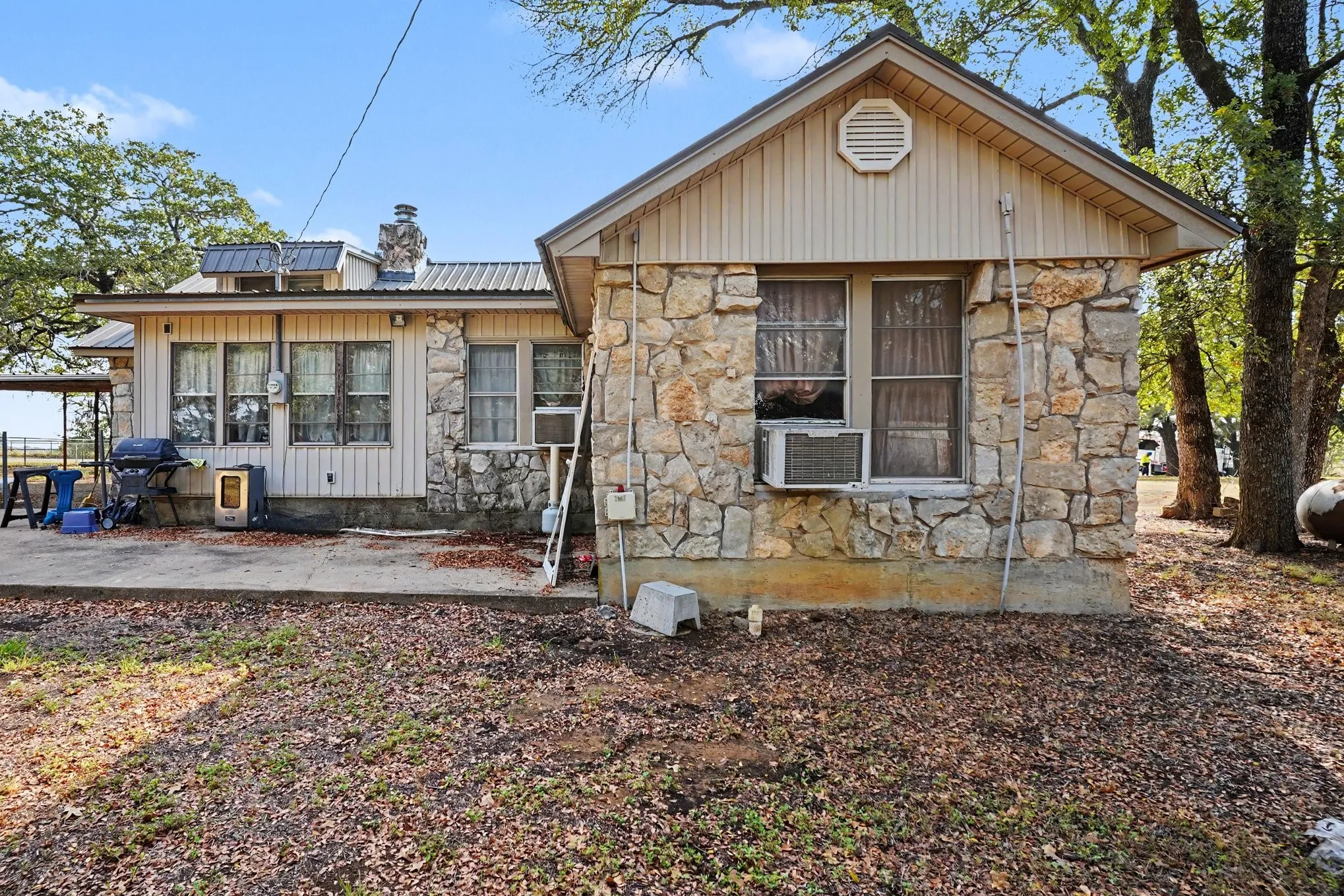 Single Family Residence For Sale in Johnson County , 6413 County Road 803, Burleson, Texas 76028, 3 Bedroom, 1 Bathroom, Garage spaces, 1,331 Sqft, built in 1958, mls#21398788, Real Estate Agent in Burleson, Homes For Sale in Johnson county, Homes For Sale in Burleson, Realtor in Burleson Texas, Real Estate Brokerage Independent Realty Texas, Luminita Cordes Realtor