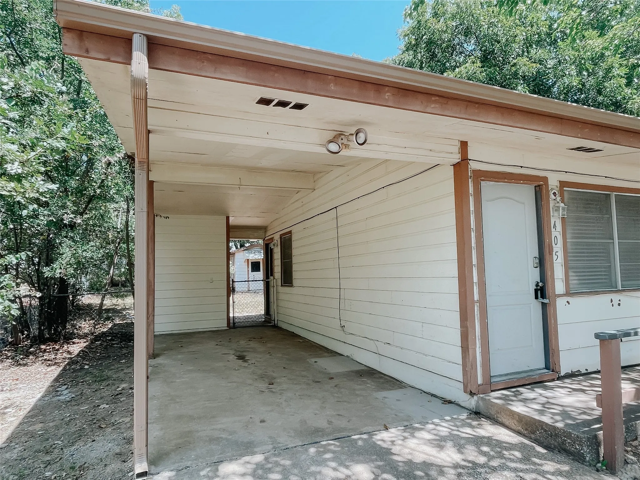 Single Family Residence For Rent in Grayson County , 405 Knob Circle, Denison, Texas 75021, 3 Bedroom, 1 Bathroom, Garage spaces, 864 Sqft, built in 1959, mls#21401341, Real Estate Agent in Denison, Homes For Rent in Grayson county, Homes For Rent in Denison, Realtor in Denison Texas, Real Estate Brokerage Independent Realty Texas, Luminita Cordes Realtor