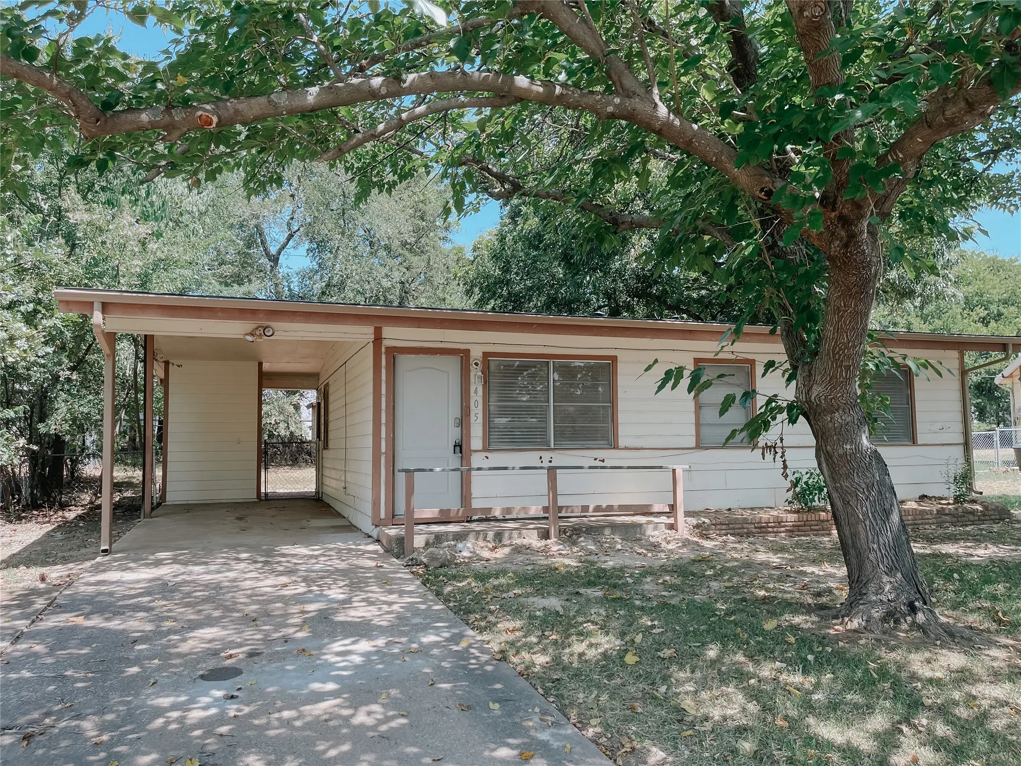 Single Family Residence For Rent in Grayson County , 405 Knob Circle, Denison, Texas 75021, 3 Bedroom, 1 Bathroom, Garage spaces, 864 Sqft, built in 1959, mls#21401341, Real Estate Agent in Denison, Homes For Rent in Grayson county, Homes For Rent in Denison, Realtor in Denison Texas, Real Estate Brokerage Independent Realty Texas, Luminita Cordes Realtor