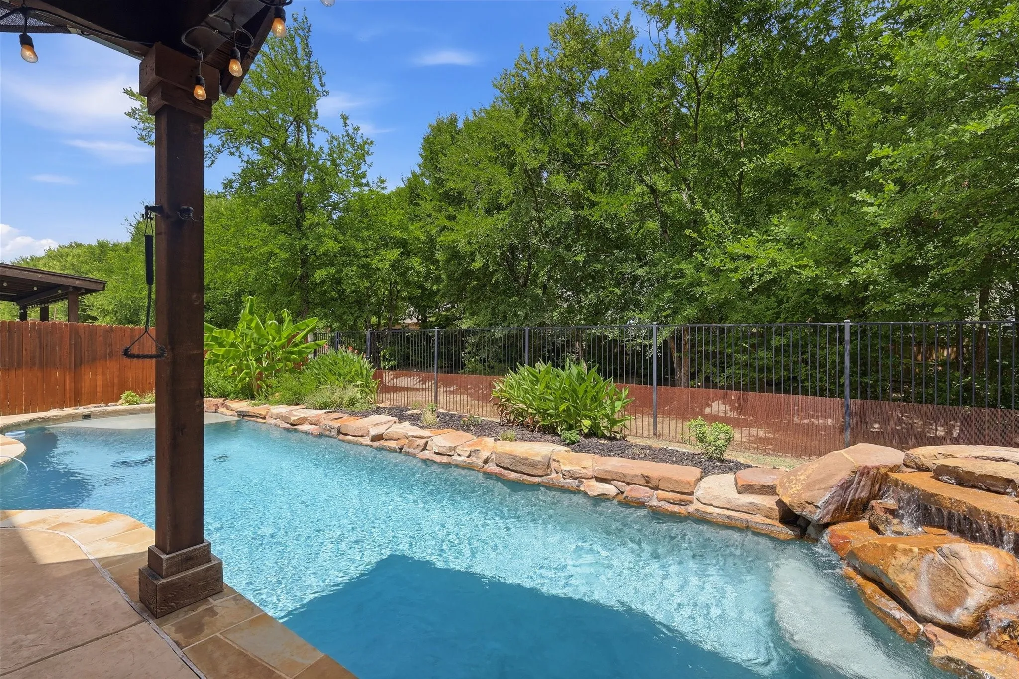 Single Family Residence For Sale in Tarrant County , 2600 Gateway Court, Euless, Texas 76039, 5 Bedroom, 4 Bathroom, 2 Garage spaces, 3,376 Sqft, built in 2015, mls#21395280, Real Estate Agent in Euless, Homes For Sale in Tarrant county, Homes For Sale in Euless, Realtor in Euless Texas, Real Estate Brokerage Independent Realty Texas, Luminita Cordes Realtor