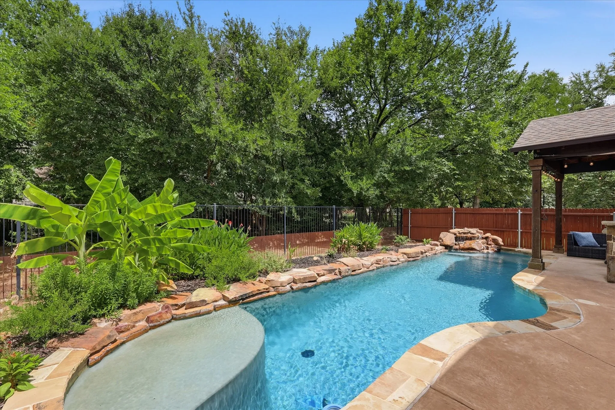 Single Family Residence For Sale in Tarrant County , 2600 Gateway Court, Euless, Texas 76039, 5 Bedroom, 4 Bathroom, 2 Garage spaces, 3,376 Sqft, built in 2015, mls#21395280, Real Estate Agent in Euless, Homes For Sale in Tarrant county, Homes For Sale in Euless, Realtor in Euless Texas, Real Estate Brokerage Independent Realty Texas, Luminita Cordes Realtor