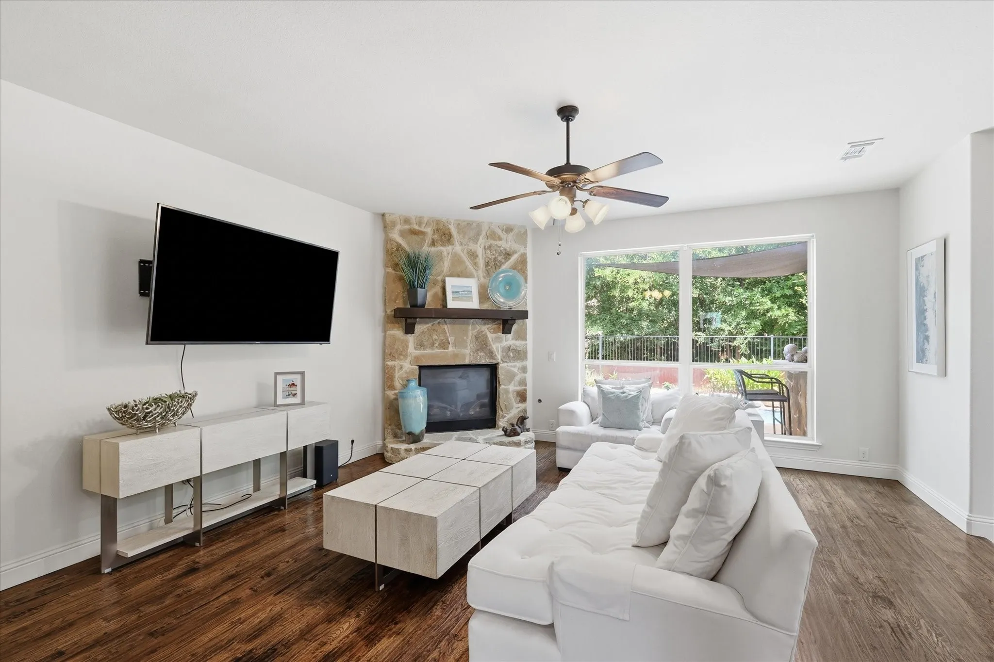 Single Family Residence For Sale in Tarrant County , 2600 Gateway Court, Euless, Texas 76039, 5 Bedroom, 4 Bathroom, 2 Garage spaces, 3,376 Sqft, built in 2015, mls#21395280, Real Estate Agent in Euless, Homes For Sale in Tarrant county, Homes For Sale in Euless, Realtor in Euless Texas, Real Estate Brokerage Independent Realty Texas, Luminita Cordes Realtor