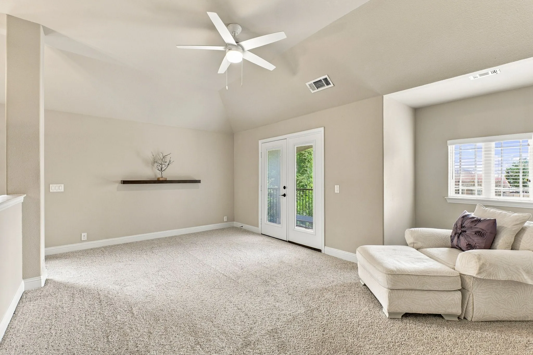 Single Family Residence For Sale in Tarrant County , 2600 Gateway Court, Euless, Texas 76039, 5 Bedroom, 4 Bathroom, 2 Garage spaces, 3,376 Sqft, built in 2015, mls#21395280, Real Estate Agent in Euless, Homes For Sale in Tarrant county, Homes For Sale in Euless, Realtor in Euless Texas, Real Estate Brokerage Independent Realty Texas, Luminita Cordes Realtor
