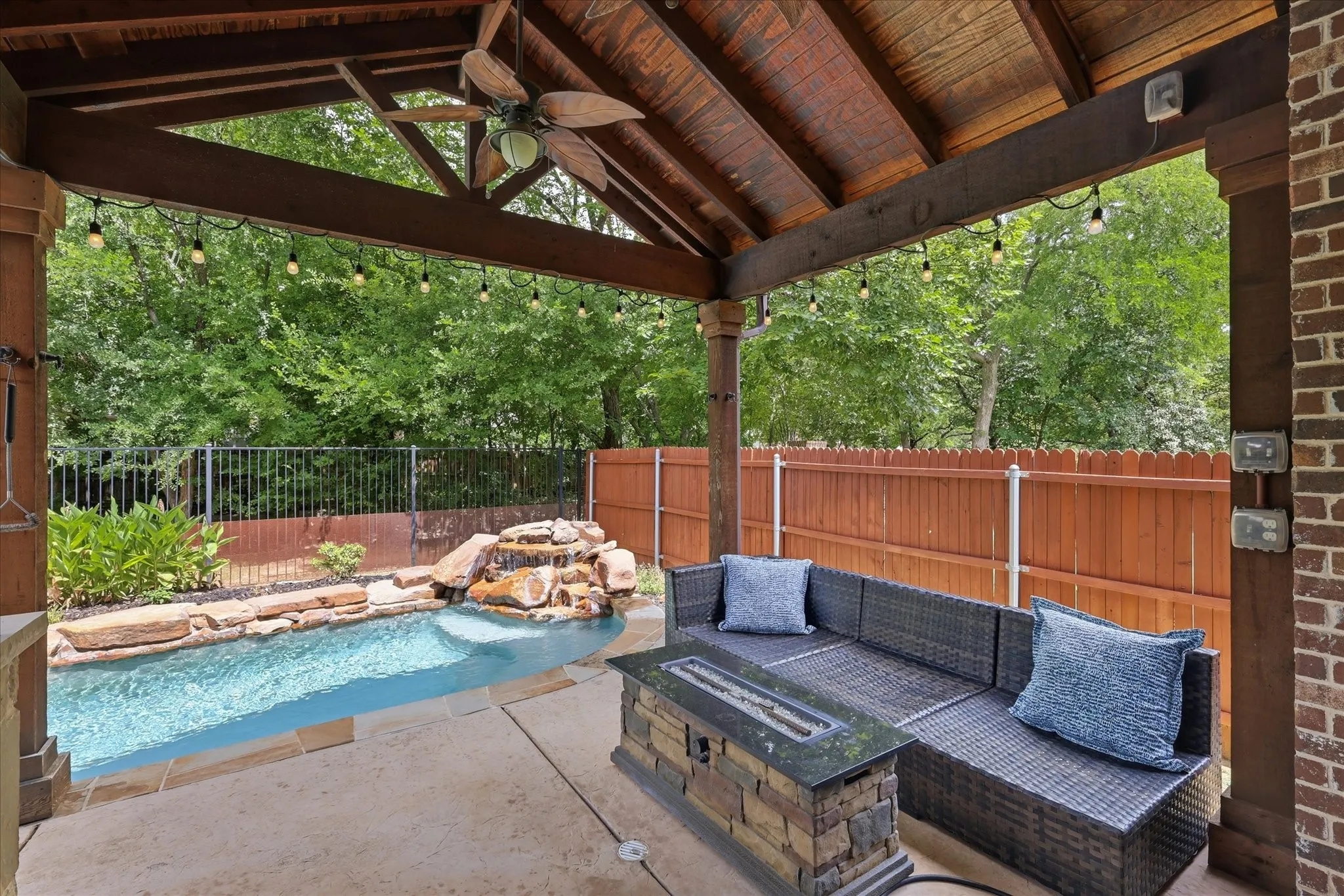 Single Family Residence For Sale in Tarrant County , 2600 Gateway Court, Euless, Texas 76039, 5 Bedroom, 4 Bathroom, 2 Garage spaces, 3,376 Sqft, built in 2015, mls#21395280, Real Estate Agent in Euless, Homes For Sale in Tarrant county, Homes For Sale in Euless, Realtor in Euless Texas, Real Estate Brokerage Independent Realty Texas, Luminita Cordes Realtor