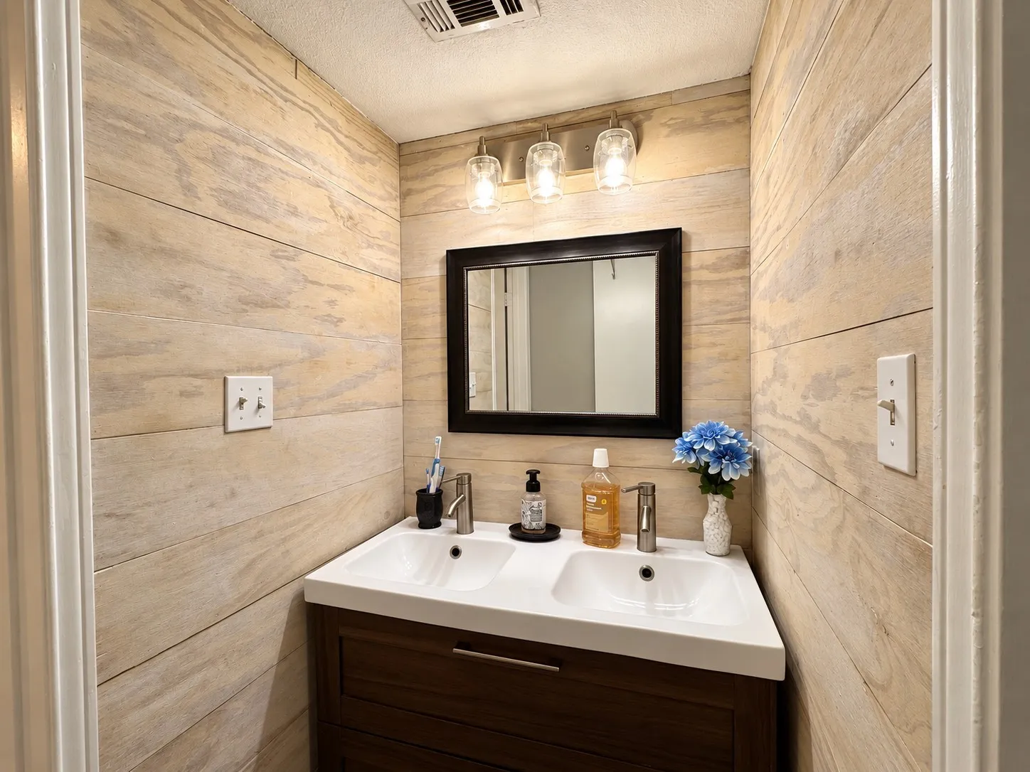 Condominium For Sale in Tarrant County , 2311 Basil Drive C205, Arlington, Texas 76006, 2 Bedroom, 1 Bathroom, Garage spaces, 931 Sqft, built in 1981, mls#21401037, Real Estate Agent in Arlington, Homes For Sale in Tarrant county, Homes For Sale in Arlington, Realtor in Arlington Texas, Real Estate Brokerage Independent Realty Texas, Luminita Cordes Realtor