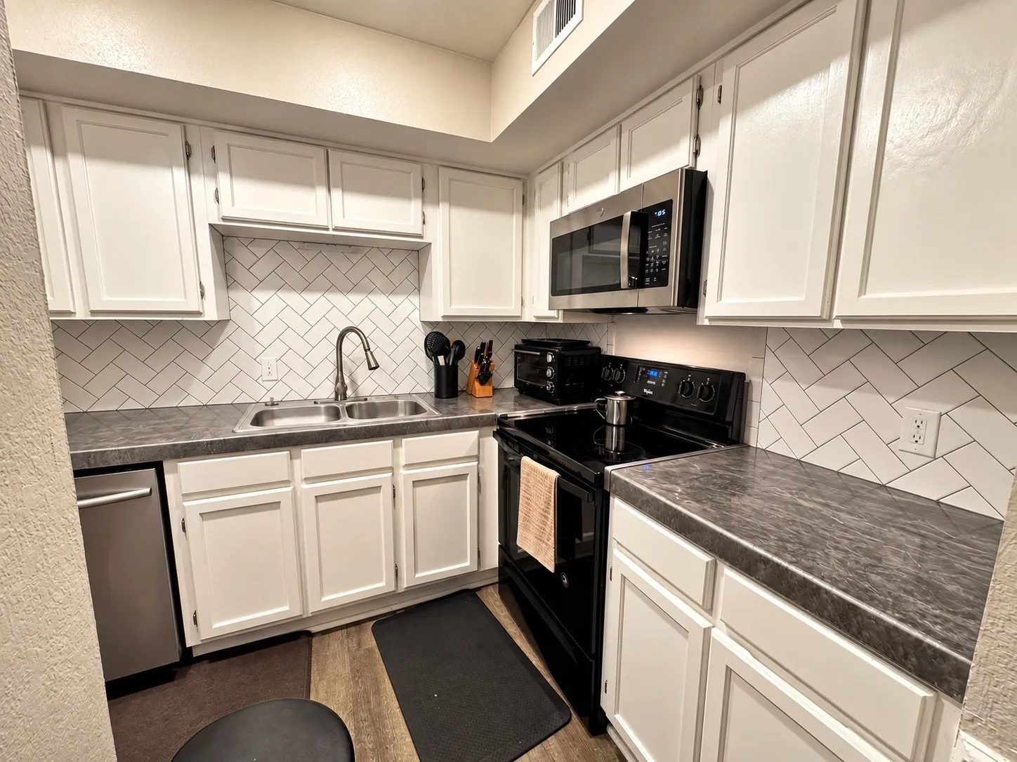 Condominium For Sale in Tarrant County , 2311 Basil Drive C205, Arlington, Texas 76006, 2 Bedroom, 1 Bathroom, Garage spaces, 931 Sqft, built in 1981, mls#21401037, Real Estate Agent in Arlington, Homes For Sale in Tarrant county, Homes For Sale in Arlington, Realtor in Arlington Texas, Real Estate Brokerage Independent Realty Texas, Luminita Cordes Realtor