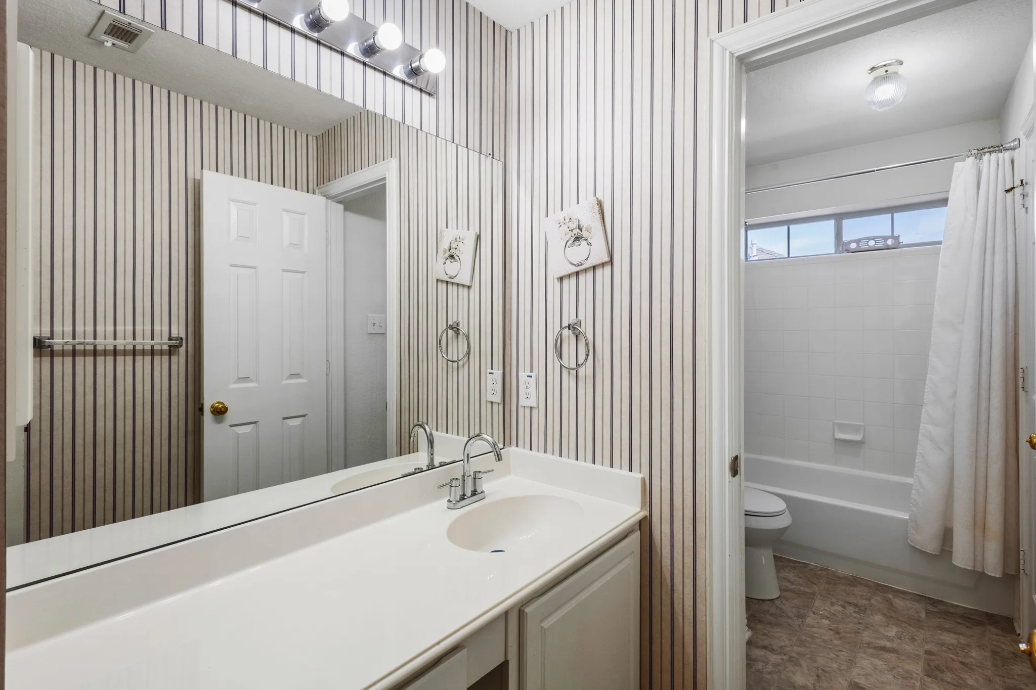 Single Family Residence For Rent in Dallas County , 4227 Adam Drive, Grand Prairie, Texas 75052, 5 Bedroom, 3 Bathroom, 2 Garage spaces, 3,325 Sqft, built in 1999, mls#21401350, Real Estate Agent in Grand Prairie, Homes For Rent in Dallas county, Homes For Rent in Grand Prairie, Realtor in Grand Prairie Texas, Real Estate Brokerage Independent Realty Texas, Luminita Cordes Realtor