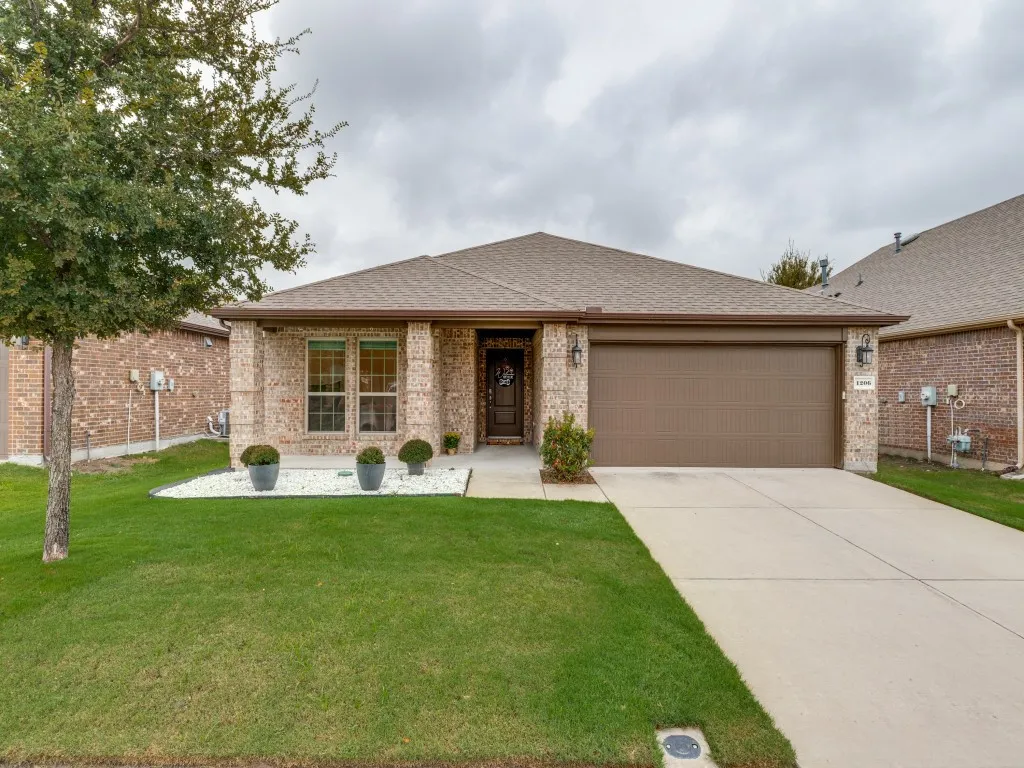 Single Family Residence For Sale in Collin County , 1206 Freestone Drive, Melissa, Texas 75454, 3 Bedroom, 2 Bathroom, 2 Garage spaces, 1,699 Sqft, built in 2020, mls#21401311, Real Estate Agent in Melissa, Homes For Sale in Collin county, Homes For Sale in Melissa, Realtor in Melissa Texas, Real Estate Brokerage Independent Realty Texas, Luminita Cordes Realtor
