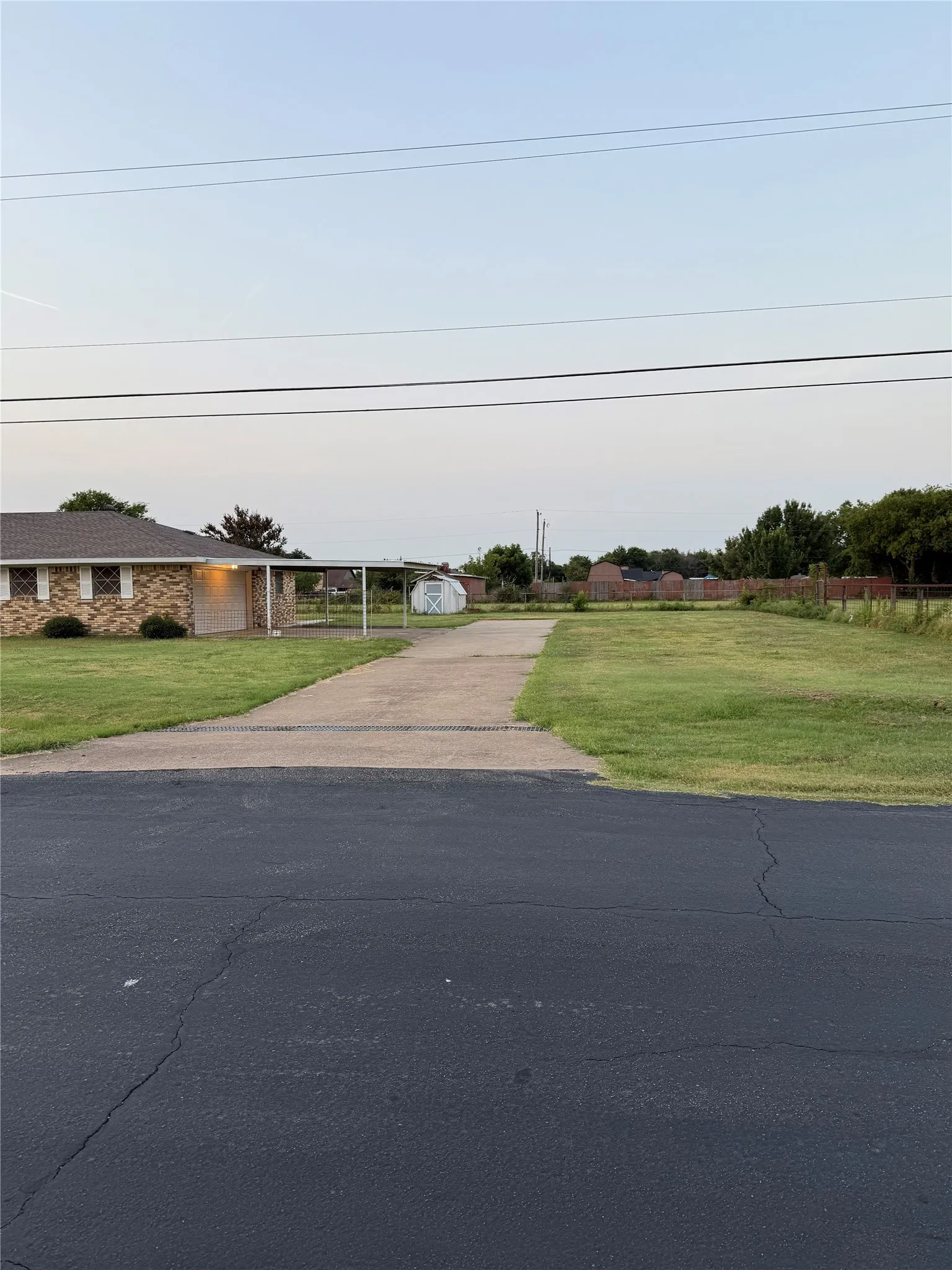 View of front facade featuring a front lawn