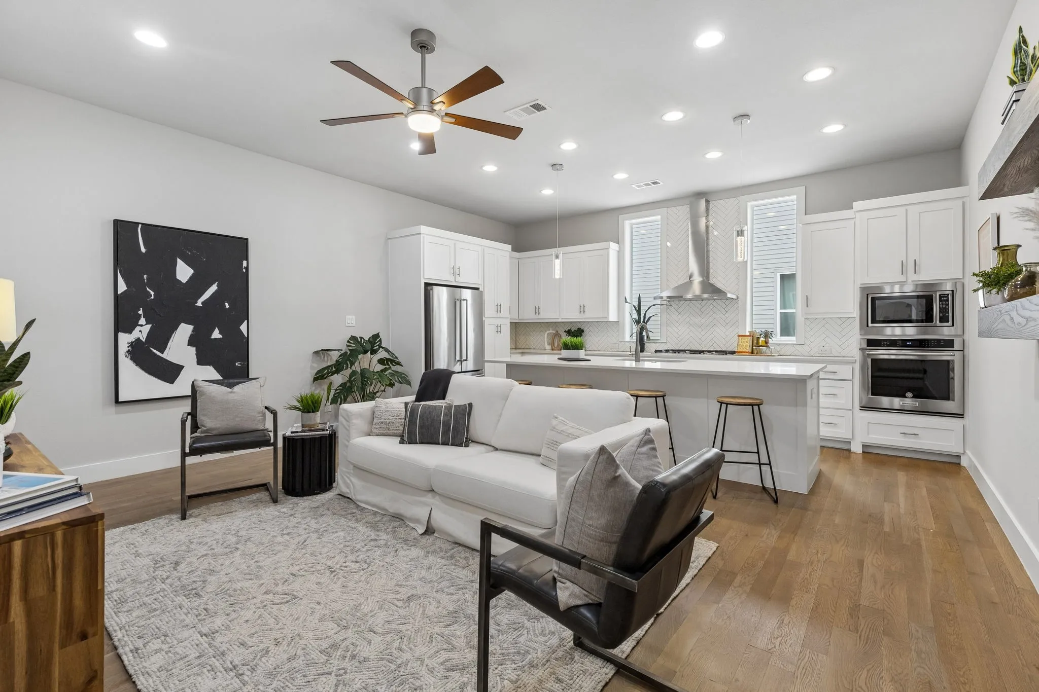 Hardwood floors, 10 ft ceiling, great flow!
