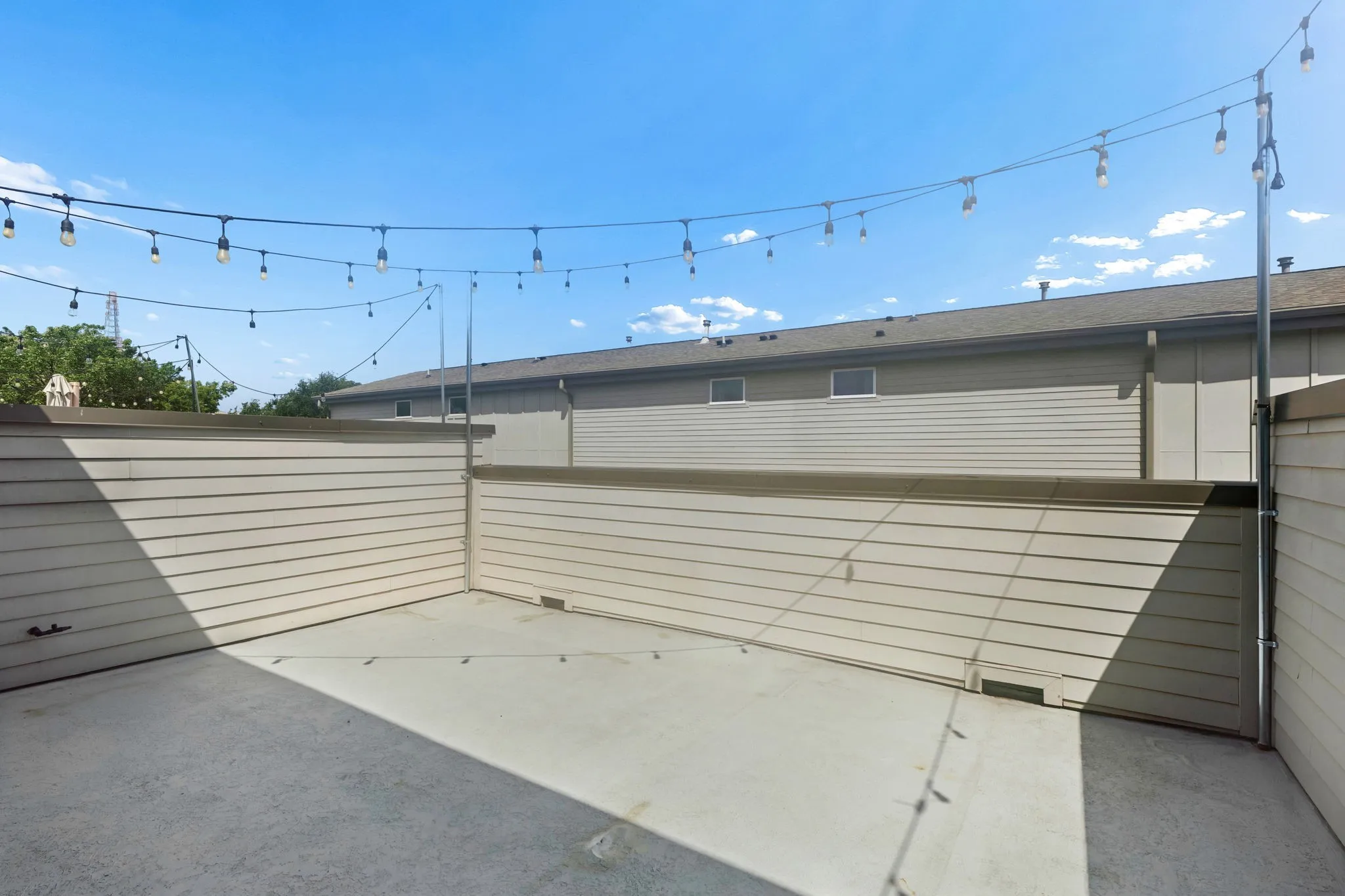 3rd level patio perfect for entertaining!