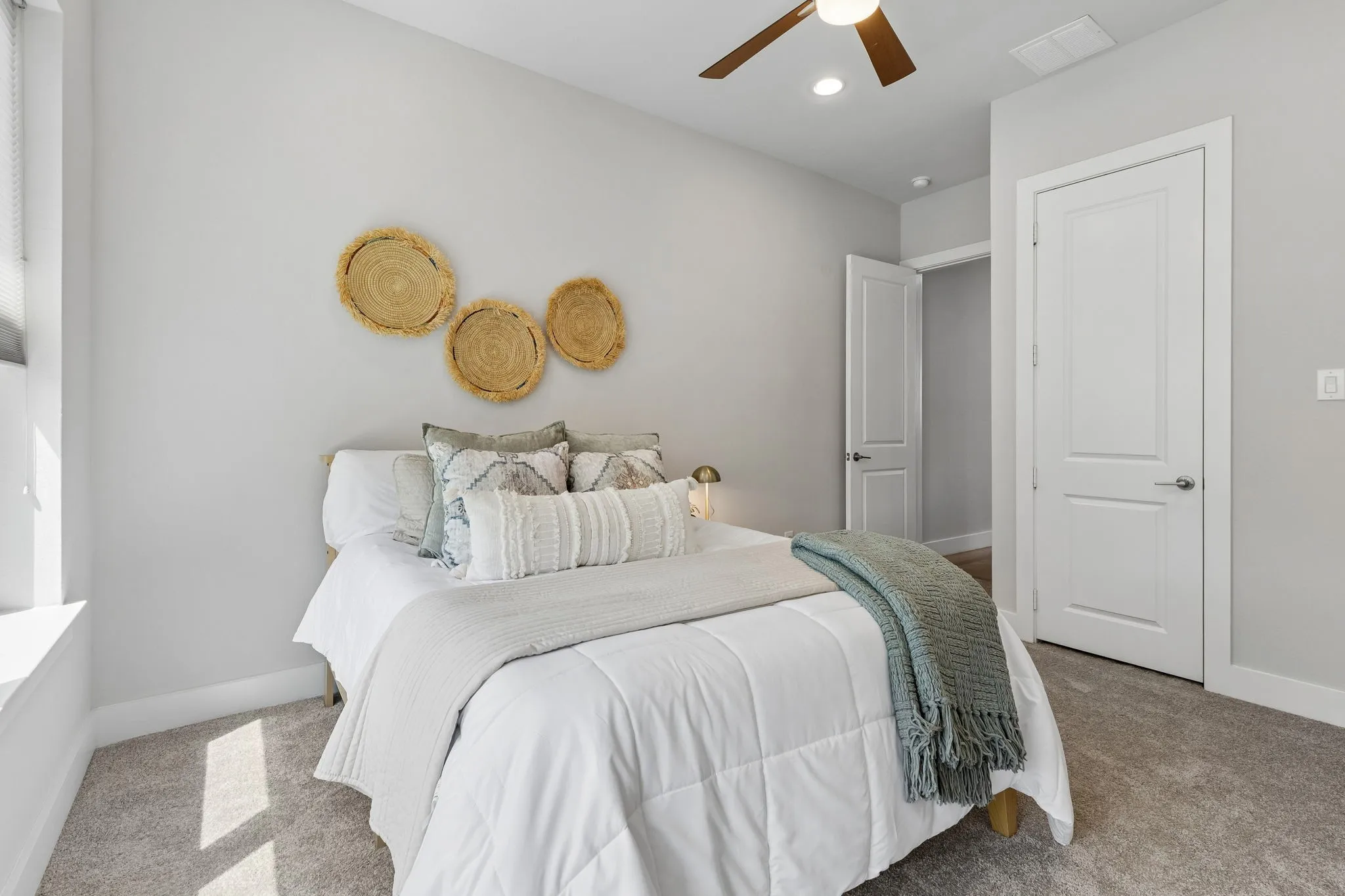 Primary suite w walk in closet