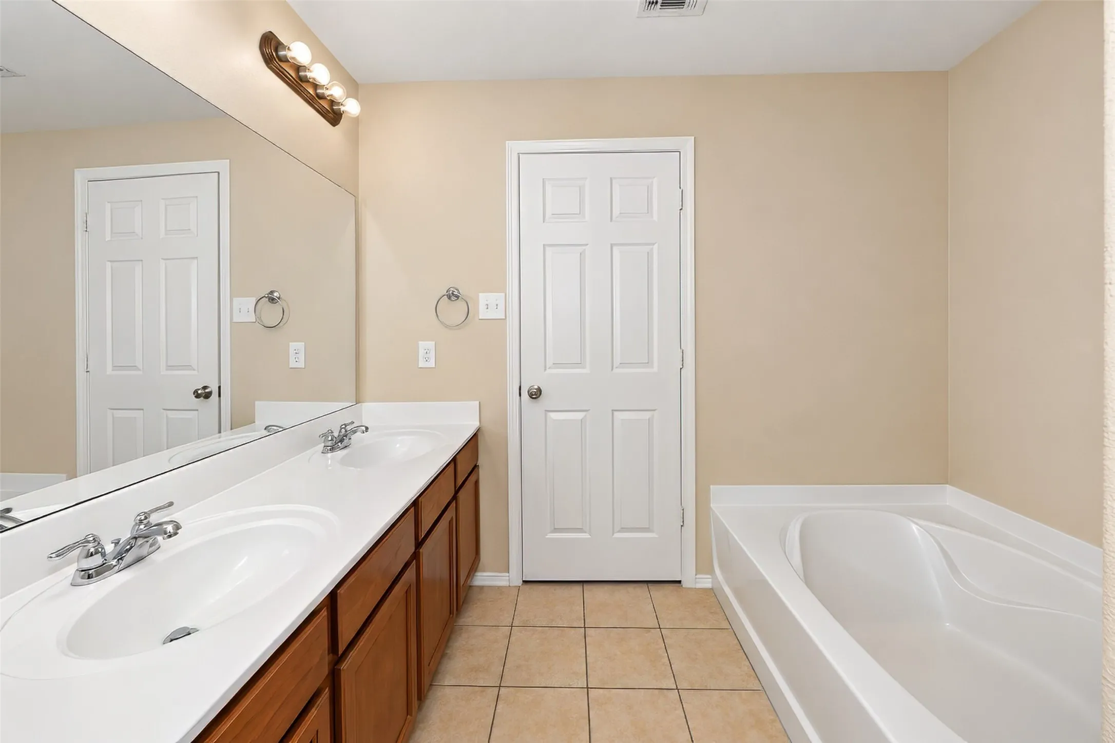 Single Family Residence For Rent in Tarrant County , 3208 Brixton Drive, Fort Worth, Texas 76137, 3 Bedroom, 2 Bathroom, 2 Garage spaces, 1,695 Sqft, built in 2011, mls#21375141, Real Estate Agent in Fort Worth, Homes For Rent in Tarrant county, Homes For Rent in Fort Worth, Realtor in Fort Worth Texas, Real Estate Brokerage Independent Realty Texas, Luminita Cordes Realtor