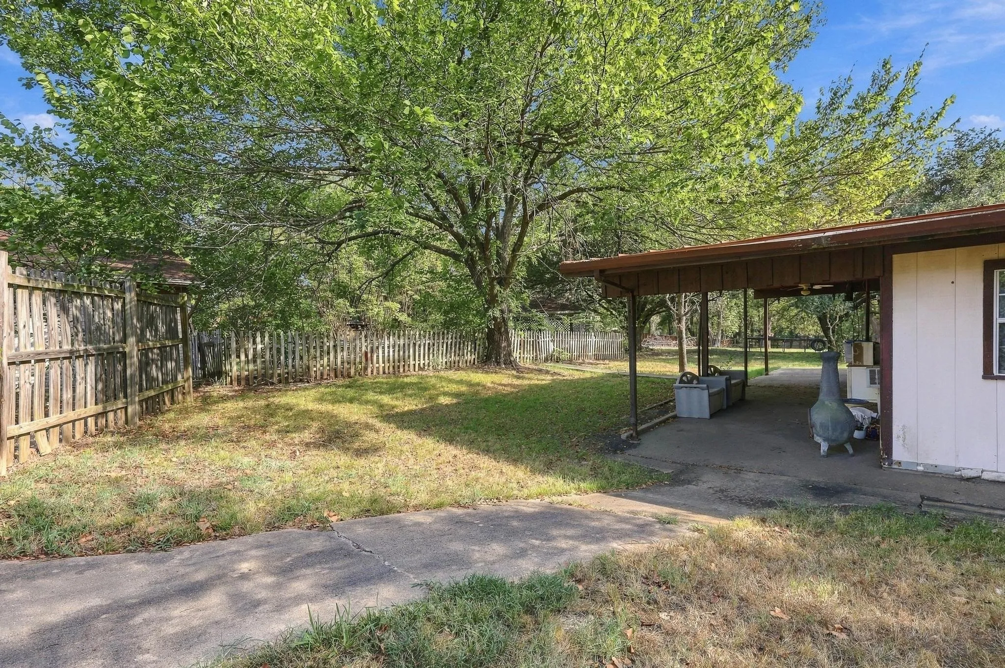 Single Family Residence For Sale in Grayson County , 5501 Camino Dos Lagos Drive, Sherman, Texas 75090, 4 Bedroom, 2 Bathroom, 2 Garage spaces, 2,559 Sqft, built in 1974, mls#21400926, Real Estate Agent in Sherman, Homes For Sale in Grayson county, Homes For Sale in Sherman, Realtor in Sherman Texas, Real Estate Brokerage Independent Realty Texas, Luminita Cordes Realtor