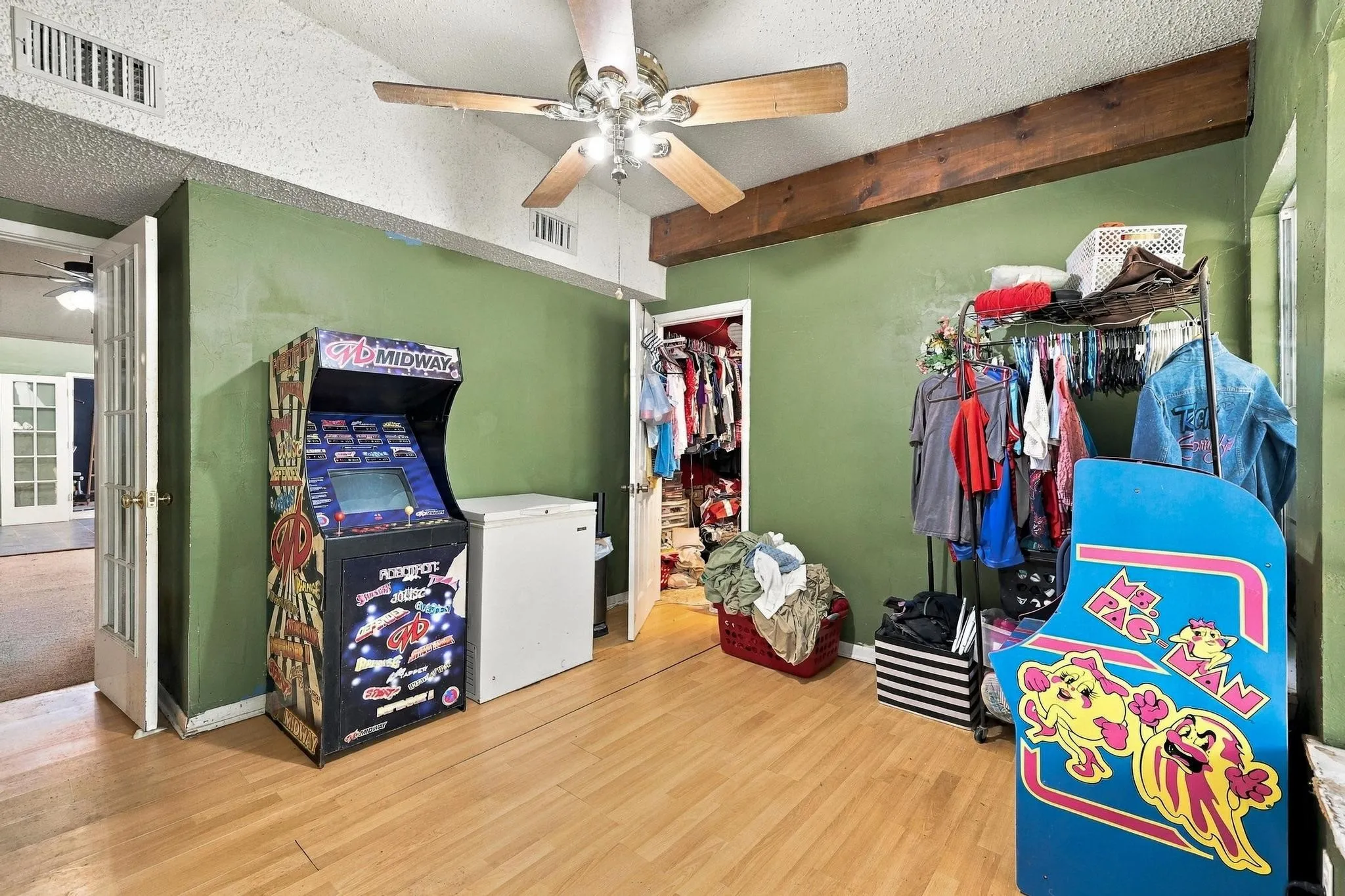Single Family Residence For Sale in Grayson County , 5501 Camino Dos Lagos Drive, Sherman, Texas 75090, 4 Bedroom, 2 Bathroom, 2 Garage spaces, 2,559 Sqft, built in 1974, mls#21400926, Real Estate Agent in Sherman, Homes For Sale in Grayson county, Homes For Sale in Sherman, Realtor in Sherman Texas, Real Estate Brokerage Independent Realty Texas, Luminita Cordes Realtor