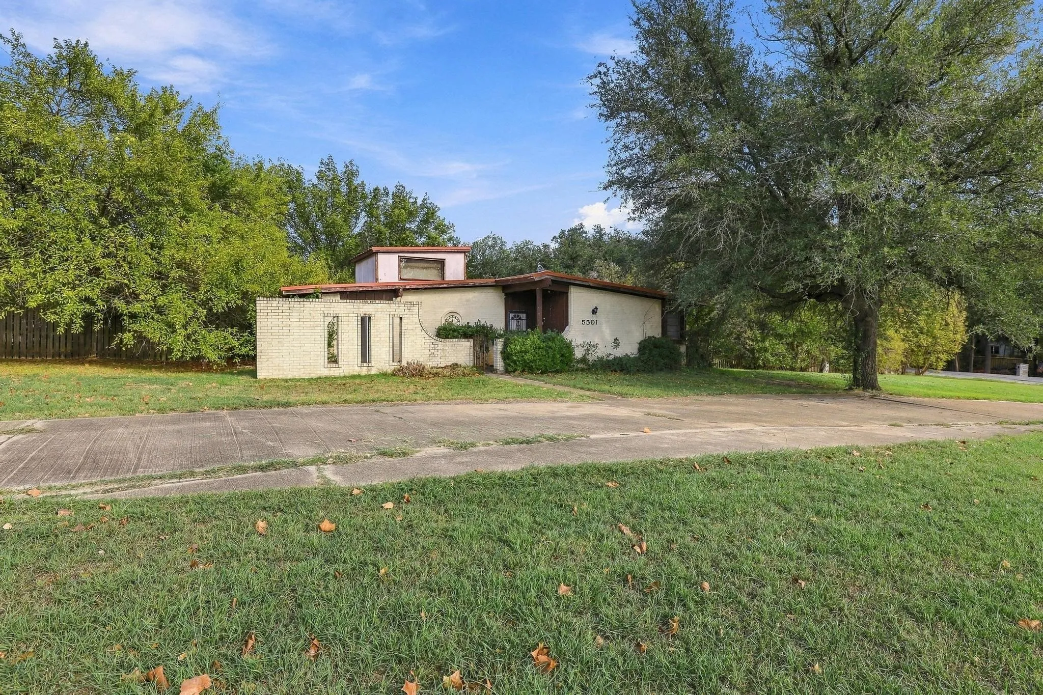 Single Family Residence For Sale in Grayson County , 5501 Camino Dos Lagos Drive, Sherman, Texas 75090, 4 Bedroom, 2 Bathroom, 2 Garage spaces, 2,559 Sqft, built in 1974, mls#21400926, Real Estate Agent in Sherman, Homes For Sale in Grayson county, Homes For Sale in Sherman, Realtor in Sherman Texas, Real Estate Brokerage Independent Realty Texas, Luminita Cordes Realtor