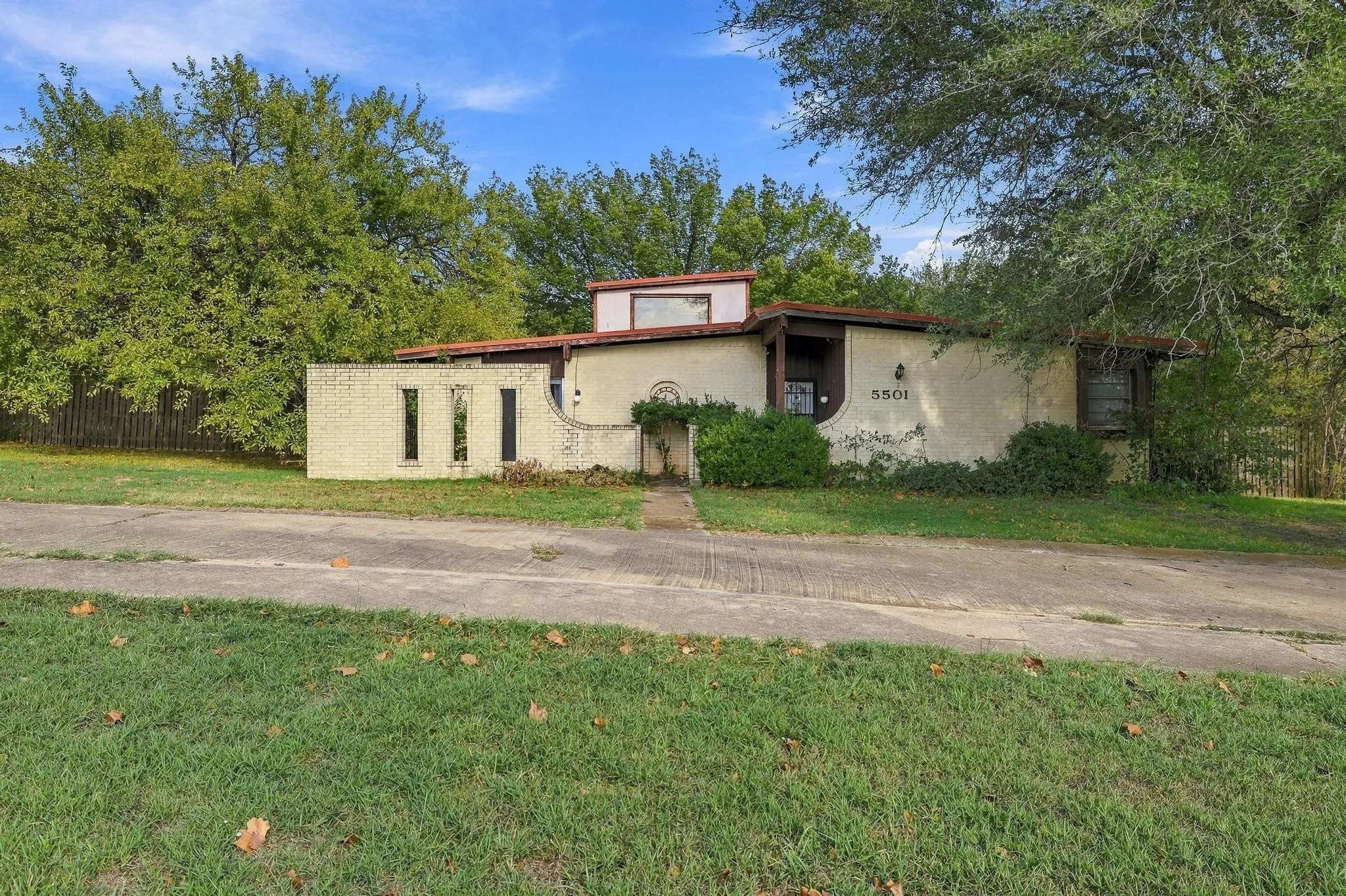 Single Family Residence For Sale in Grayson County , 5501 Camino Dos Lagos Drive, Sherman, Texas 75090, 4 Bedroom, 2 Bathroom, 2 Garage spaces, 2,559 Sqft, built in 1974, mls#21400926, Real Estate Agent in Sherman, Homes For Sale in Grayson county, Homes For Sale in Sherman, Realtor in Sherman Texas, Real Estate Brokerage Independent Realty Texas, Luminita Cordes Realtor