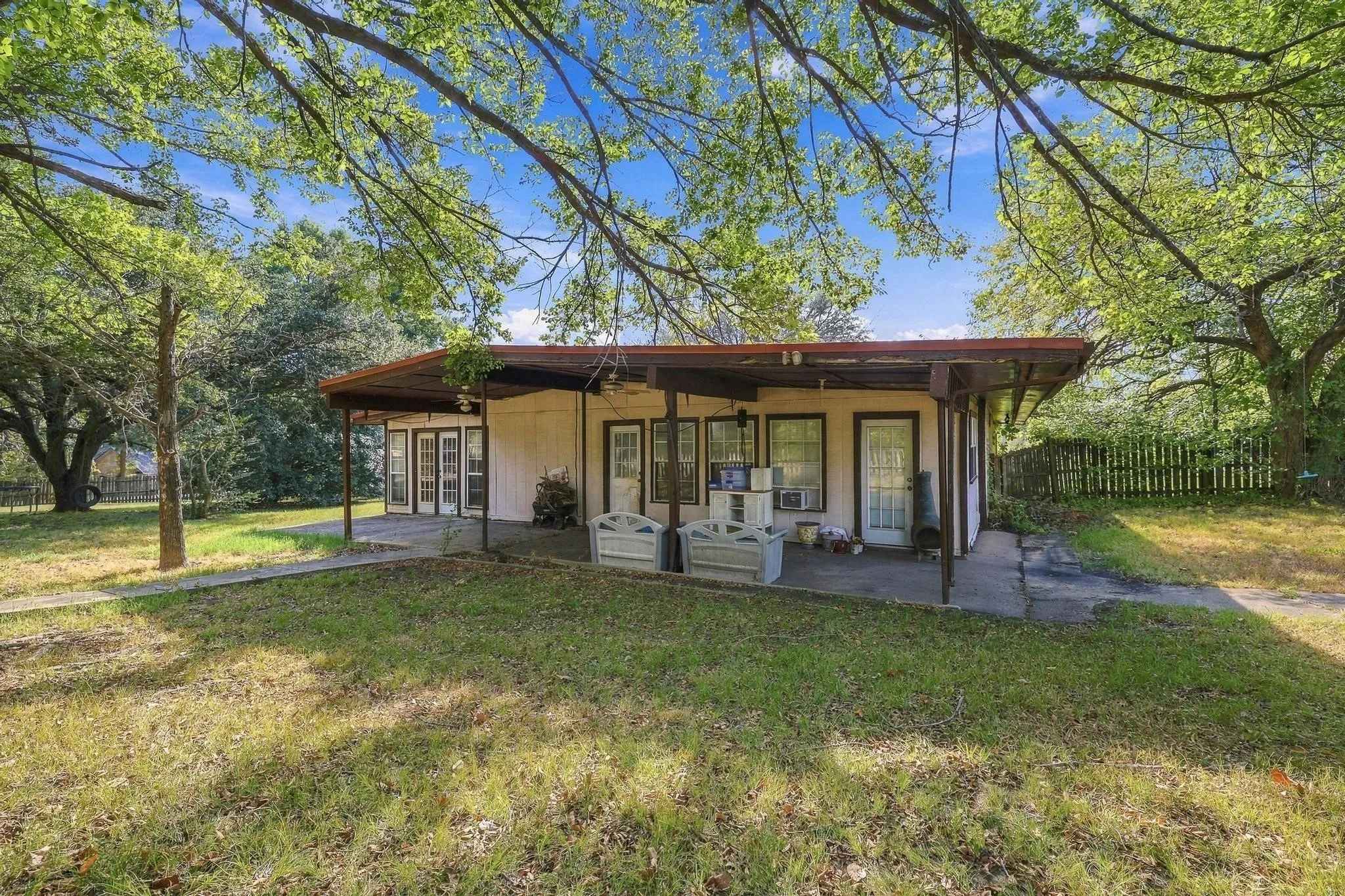 Single Family Residence For Sale in Grayson County , 5501 Camino Dos Lagos Drive, Sherman, Texas 75090, 4 Bedroom, 2 Bathroom, 2 Garage spaces, 2,559 Sqft, built in 1974, mls#21400926, Real Estate Agent in Sherman, Homes For Sale in Grayson county, Homes For Sale in Sherman, Realtor in Sherman Texas, Real Estate Brokerage Independent Realty Texas, Luminita Cordes Realtor