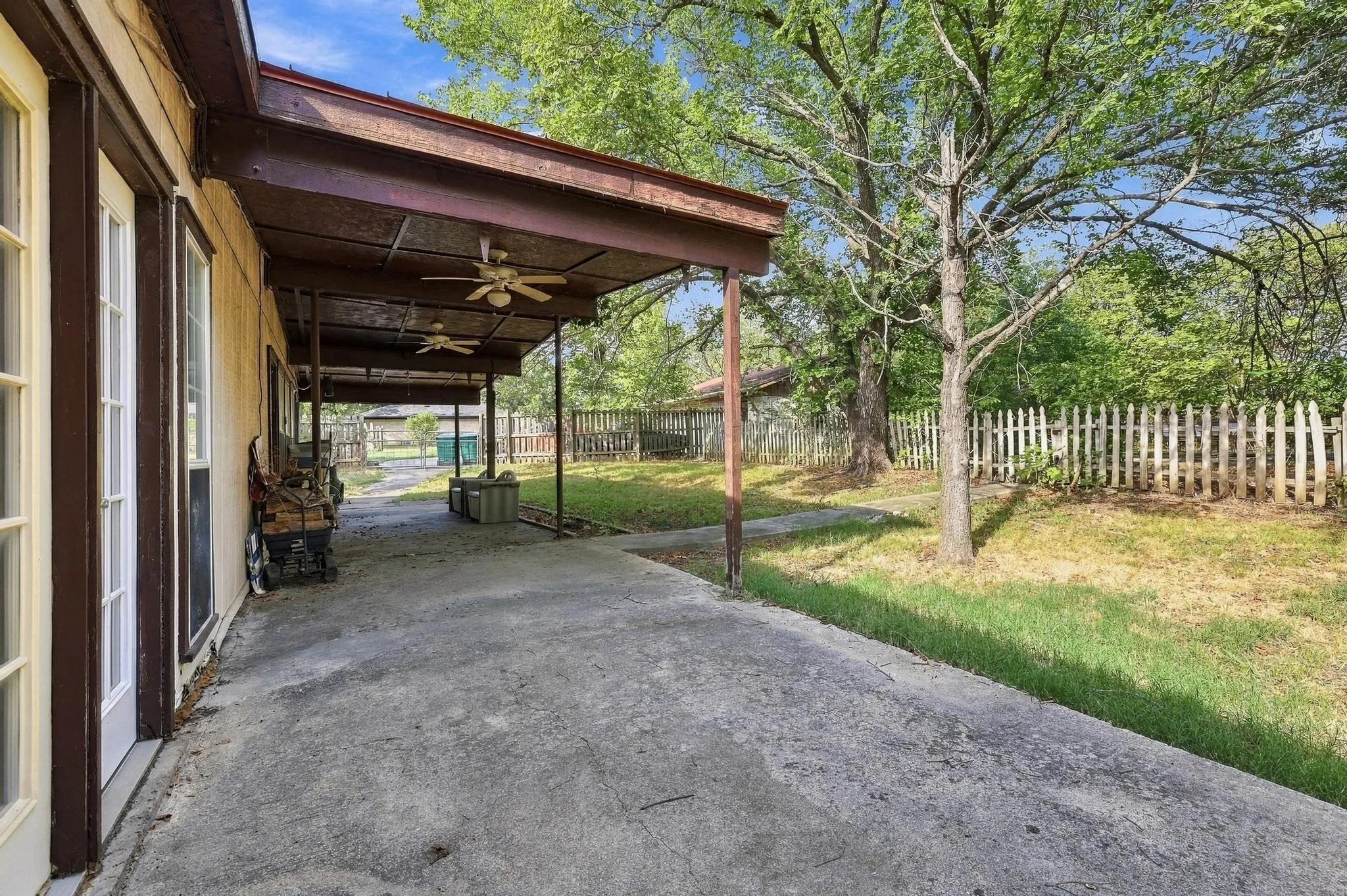 Single Family Residence For Sale in Grayson County , 5501 Camino Dos Lagos Drive, Sherman, Texas 75090, 4 Bedroom, 2 Bathroom, 2 Garage spaces, 2,559 Sqft, built in 1974, mls#21400926, Real Estate Agent in Sherman, Homes For Sale in Grayson county, Homes For Sale in Sherman, Realtor in Sherman Texas, Real Estate Brokerage Independent Realty Texas, Luminita Cordes Realtor