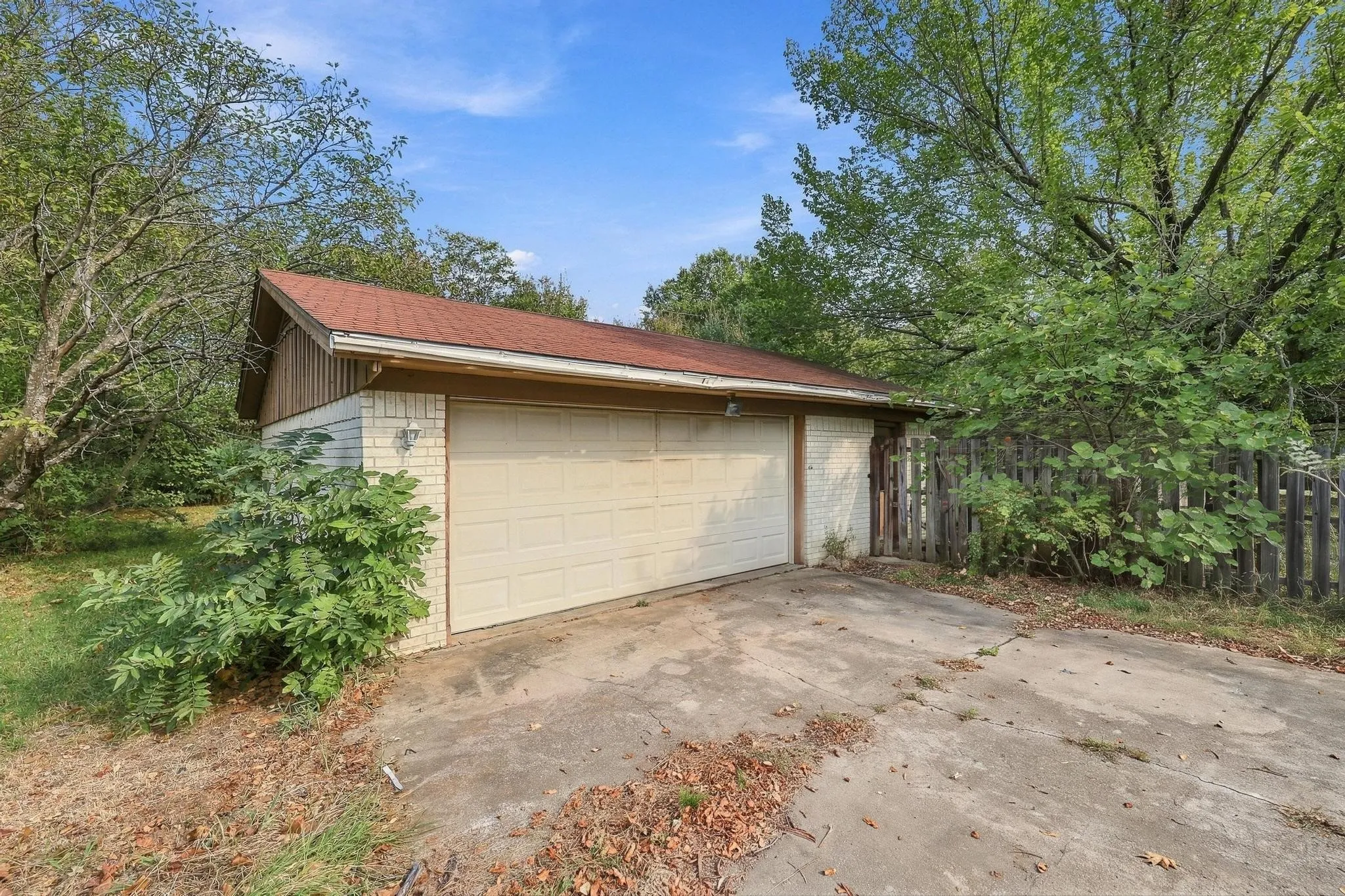 Single Family Residence For Sale in Grayson County , 5501 Camino Dos Lagos Drive, Sherman, Texas 75090, 4 Bedroom, 2 Bathroom, 2 Garage spaces, 2,559 Sqft, built in 1974, mls#21400926, Real Estate Agent in Sherman, Homes For Sale in Grayson county, Homes For Sale in Sherman, Realtor in Sherman Texas, Real Estate Brokerage Independent Realty Texas, Luminita Cordes Realtor