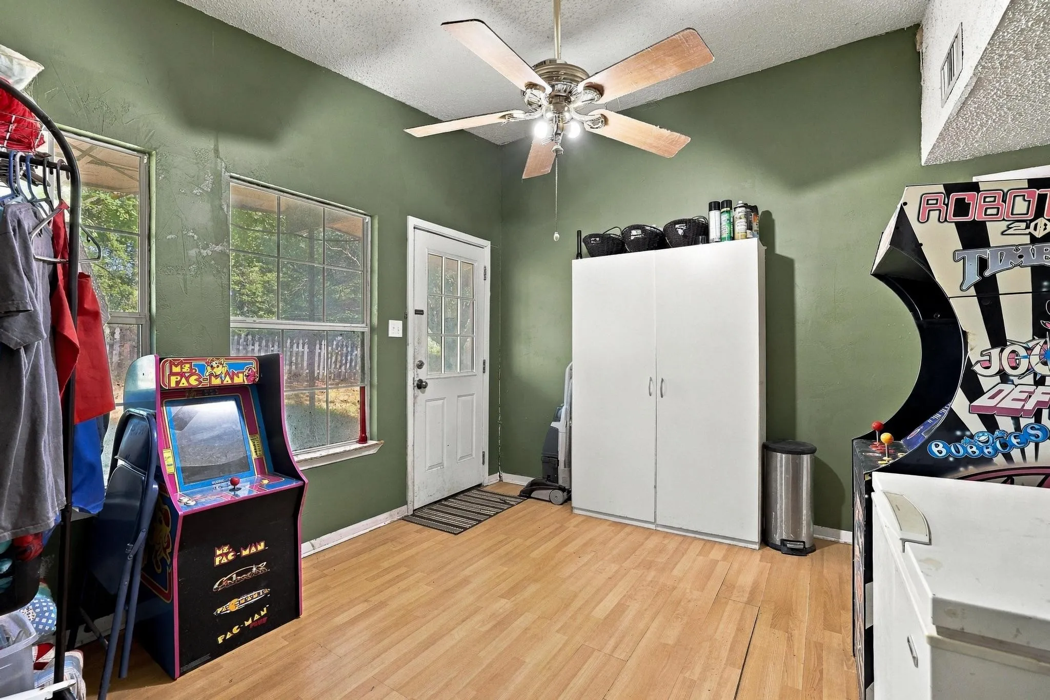 Single Family Residence For Sale in Grayson County , 5501 Camino Dos Lagos Drive, Sherman, Texas 75090, 4 Bedroom, 2 Bathroom, 2 Garage spaces, 2,559 Sqft, built in 1974, mls#21400926, Real Estate Agent in Sherman, Homes For Sale in Grayson county, Homes For Sale in Sherman, Realtor in Sherman Texas, Real Estate Brokerage Independent Realty Texas, Luminita Cordes Realtor