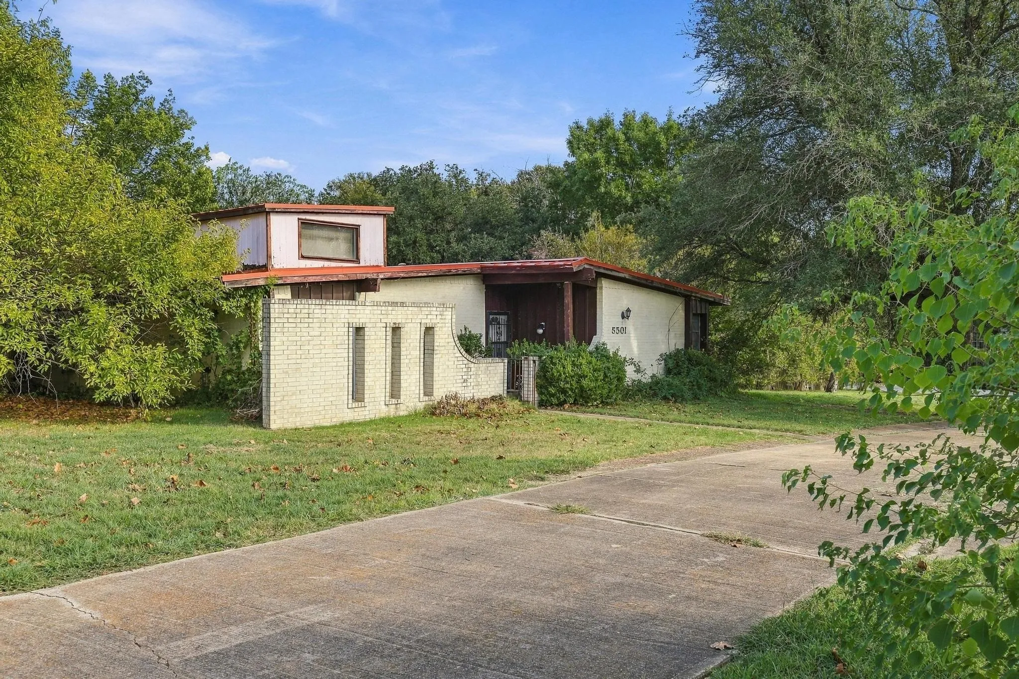 Single Family Residence For Sale in Grayson County , 5501 Camino Dos Lagos Drive, Sherman, Texas 75090, 4 Bedroom, 2 Bathroom, 2 Garage spaces, 2,559 Sqft, built in 1974, mls#21400926, Real Estate Agent in Sherman, Homes For Sale in Grayson county, Homes For Sale in Sherman, Realtor in Sherman Texas, Real Estate Brokerage Independent Realty Texas, Luminita Cordes Realtor