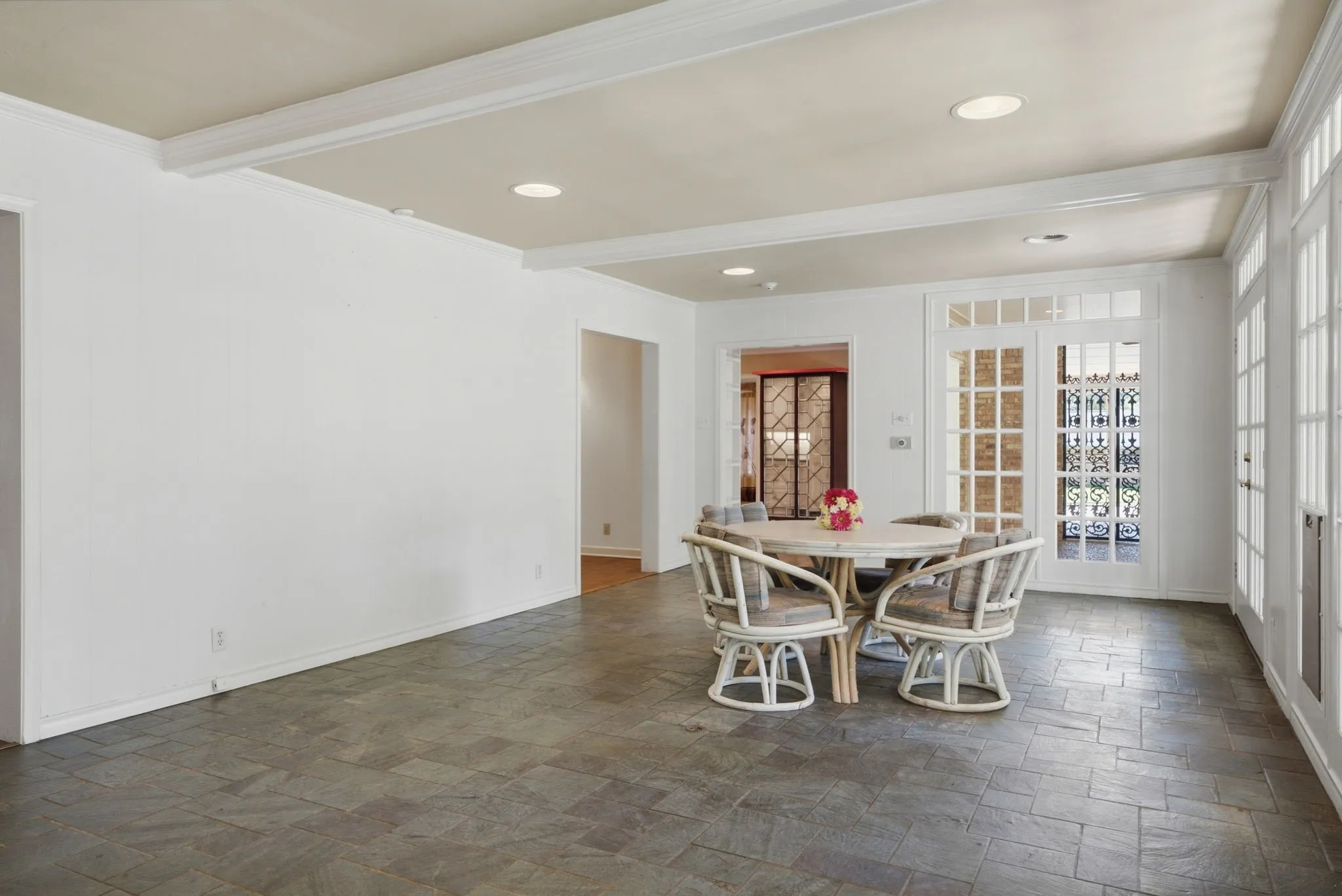 Single Family Residence For Sale in Smith County , 2725 Pecan Drive, Tyler, Texas 75701, 5 Bedroom, 4 Bathroom, Garage spaces, 4,139 Sqft, built in 1962, mls#21400778, Real Estate Agent in Tyler, Homes For Sale in Smith county, Homes For Sale in Tyler, Realtor in Tyler Texas, Real Estate Brokerage Independent Realty Texas, Luminita Cordes Realtor