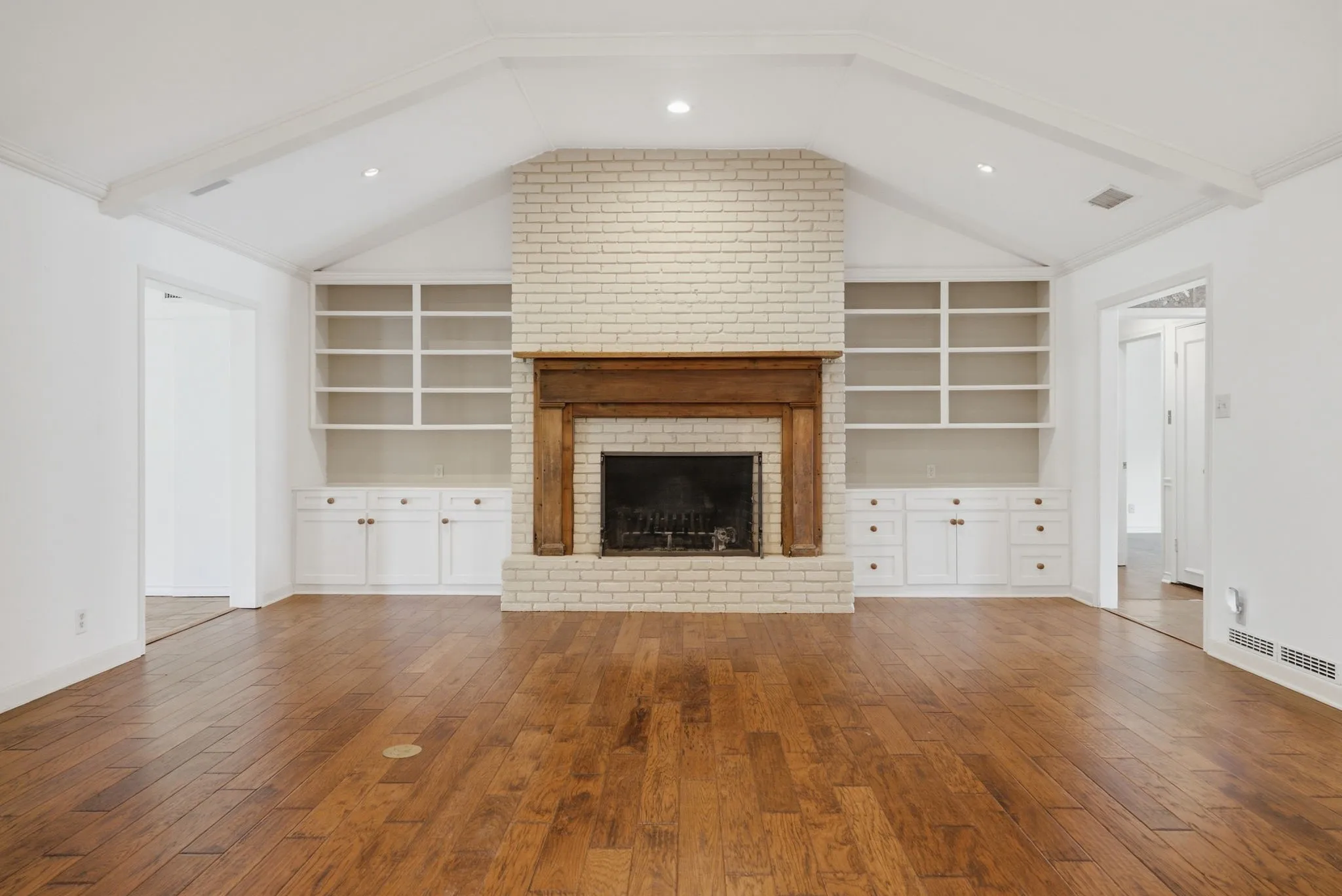 Single Family Residence For Sale in Smith County , 2725 Pecan Drive, Tyler, Texas 75701, 5 Bedroom, 4 Bathroom, Garage spaces, 4,139 Sqft, built in 1962, mls#21400778, Real Estate Agent in Tyler, Homes For Sale in Smith county, Homes For Sale in Tyler, Realtor in Tyler Texas, Real Estate Brokerage Independent Realty Texas, Luminita Cordes Realtor