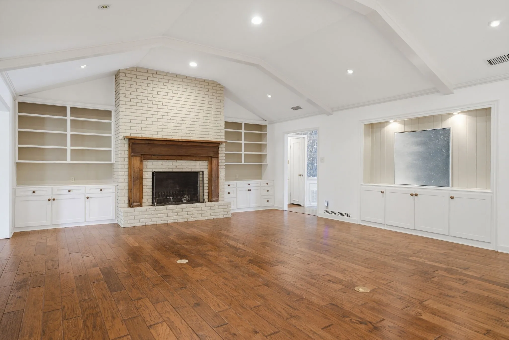 Single Family Residence For Sale in Smith County , 2725 Pecan Drive, Tyler, Texas 75701, 5 Bedroom, 4 Bathroom, Garage spaces, 4,139 Sqft, built in 1962, mls#21400778, Real Estate Agent in Tyler, Homes For Sale in Smith county, Homes For Sale in Tyler, Realtor in Tyler Texas, Real Estate Brokerage Independent Realty Texas, Luminita Cordes Realtor