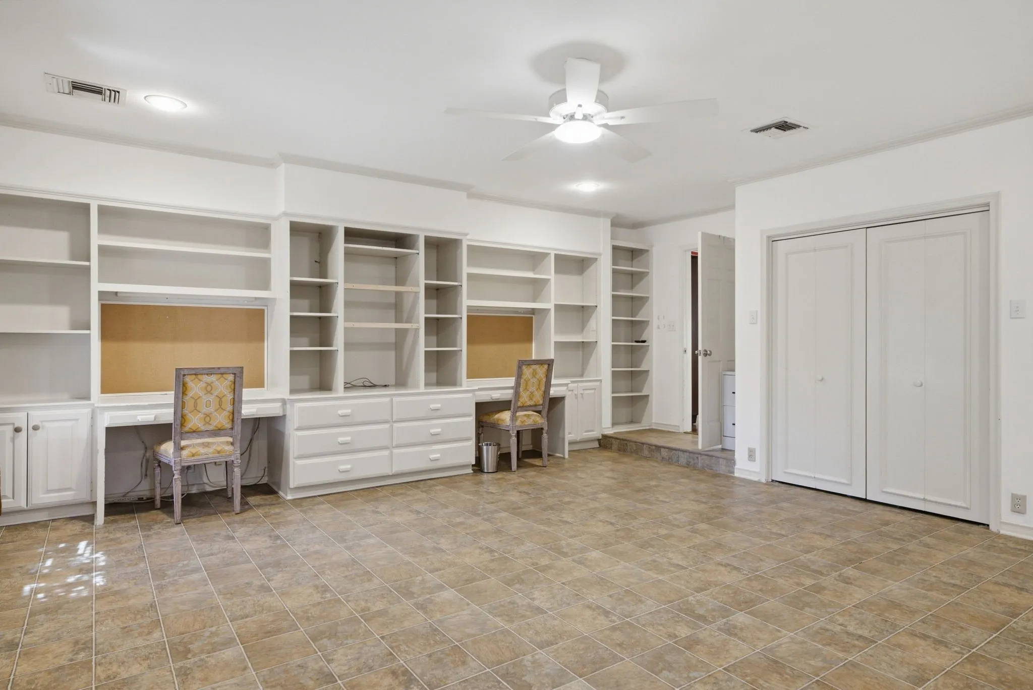 Single Family Residence For Sale in Smith County , 2725 Pecan Drive, Tyler, Texas 75701, 5 Bedroom, 4 Bathroom, Garage spaces, 4,139 Sqft, built in 1962, mls#21400778, Real Estate Agent in Tyler, Homes For Sale in Smith county, Homes For Sale in Tyler, Realtor in Tyler Texas, Real Estate Brokerage Independent Realty Texas, Luminita Cordes Realtor
