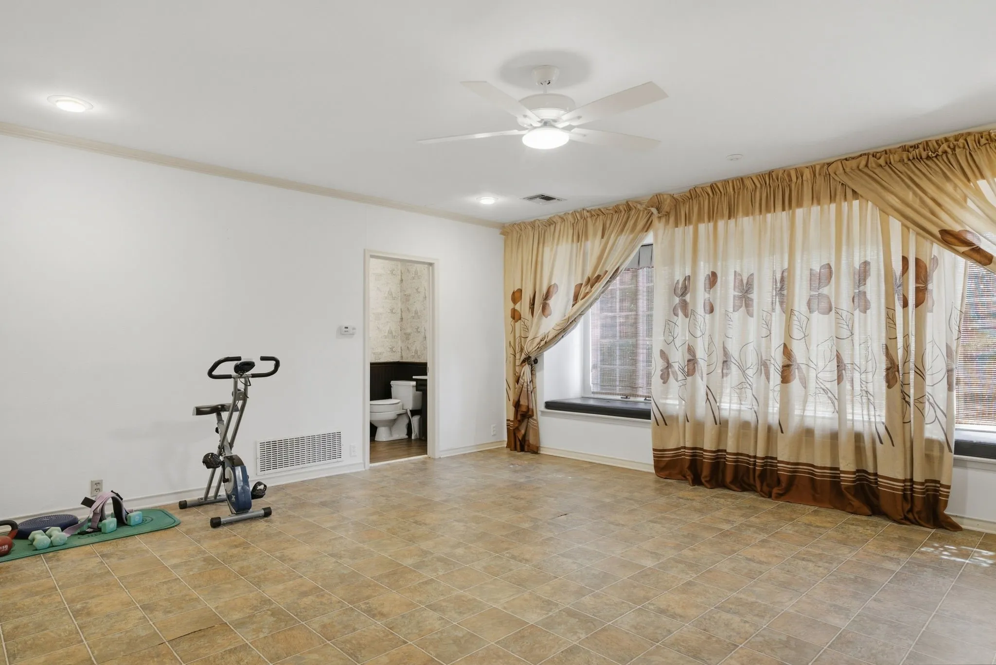Single Family Residence For Sale in Smith County , 2725 Pecan Drive, Tyler, Texas 75701, 5 Bedroom, 4 Bathroom, Garage spaces, 4,139 Sqft, built in 1962, mls#21400778, Real Estate Agent in Tyler, Homes For Sale in Smith county, Homes For Sale in Tyler, Realtor in Tyler Texas, Real Estate Brokerage Independent Realty Texas, Luminita Cordes Realtor