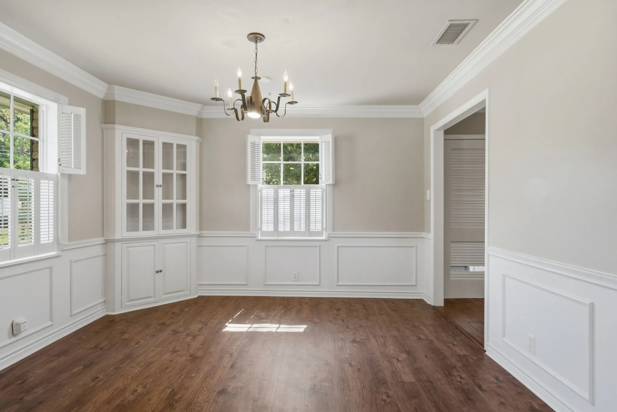 Single Family Residence For Sale in Smith County , 2725 Pecan Drive, Tyler, Texas 75701, 5 Bedroom, 4 Bathroom, Garage spaces, 4,139 Sqft, built in 1962, mls#21400778, Real Estate Agent in Tyler, Homes For Sale in Smith county, Homes For Sale in Tyler, Realtor in Tyler Texas, Real Estate Brokerage Independent Realty Texas, Luminita Cordes Realtor