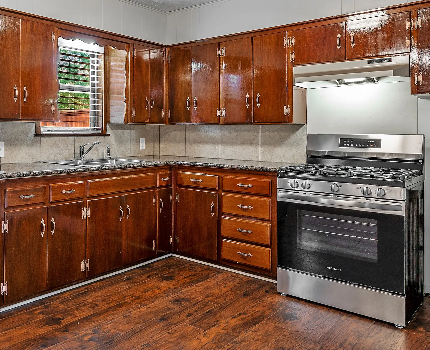 Single Family Residence For Sale in Grayson County , 2710 W Walker Street, Denison, Texas 75020, 3 Bedroom, 2 Bathroom, 1 Garage spaces, 1,216 Sqft, built in 1965, mls#21398740, Real Estate Agent in Denison, Homes For Sale in Grayson county, Homes For Sale in Denison, Realtor in Denison Texas, Real Estate Brokerage Independent Realty Texas, Luminita Cordes Realtor