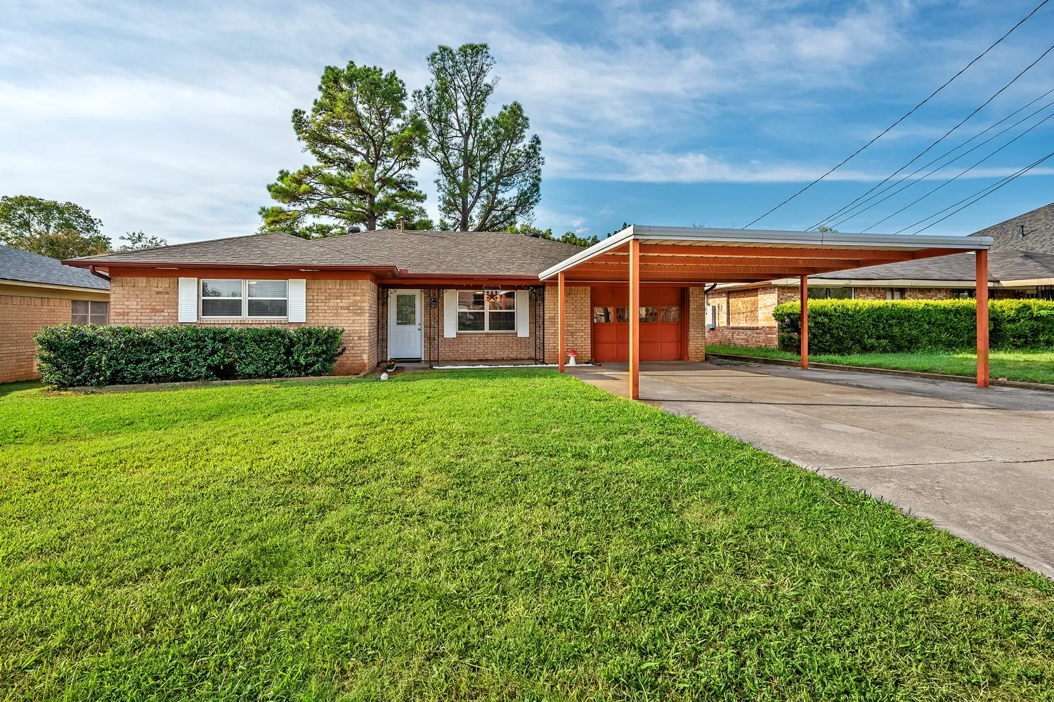 Single Family Residence For Sale in Grayson County , 2710 W Walker Street, Denison, Texas 75020, 3 Bedroom, 2 Bathroom, 1 Garage spaces, 1,216 Sqft, built in 1965, mls#21398740, Real Estate Agent in Denison, Homes For Sale in Grayson county, Homes For Sale in Denison, Realtor in Denison Texas, Real Estate Brokerage Independent Realty Texas, Luminita Cordes Realtor