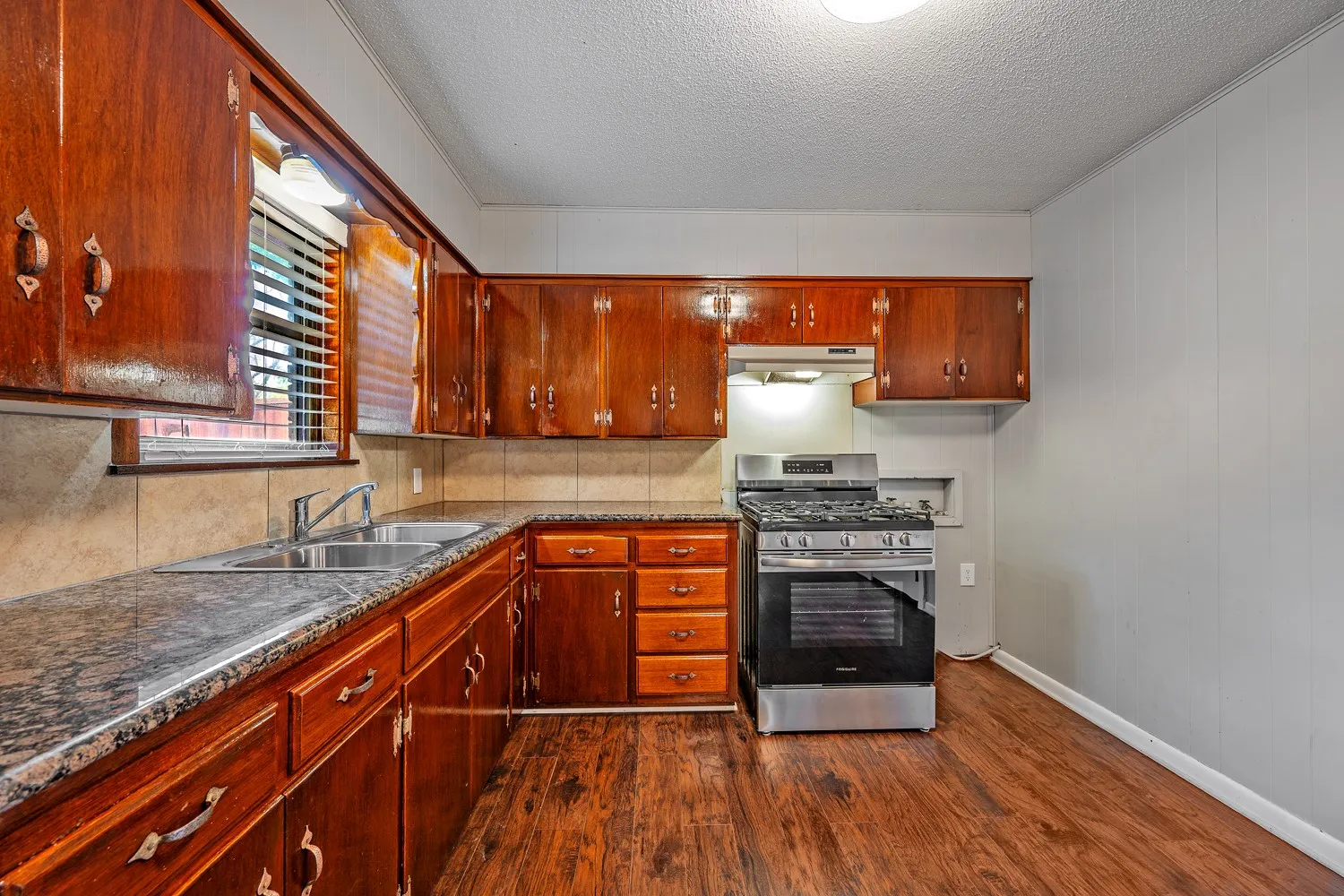 Single Family Residence For Sale in Grayson County , 2710 W Walker Street, Denison, Texas 75020, 3 Bedroom, 2 Bathroom, 1 Garage spaces, 1,216 Sqft, built in 1965, mls#21398740, Real Estate Agent in Denison, Homes For Sale in Grayson county, Homes For Sale in Denison, Realtor in Denison Texas, Real Estate Brokerage Independent Realty Texas, Luminita Cordes Realtor